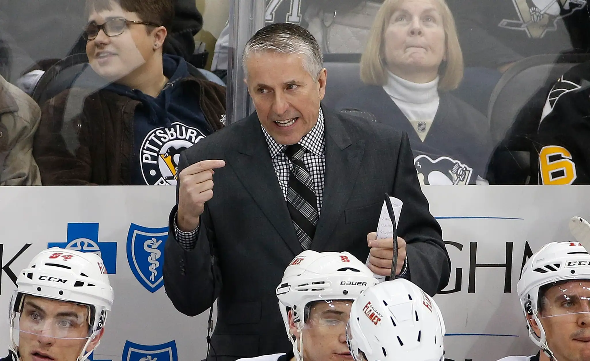Na archívnej snímke z marca 2016 tréner Calgary Flames Bob Hartley dáva pokyny počas zápasu NHL proti Pittsburghu Penguins.