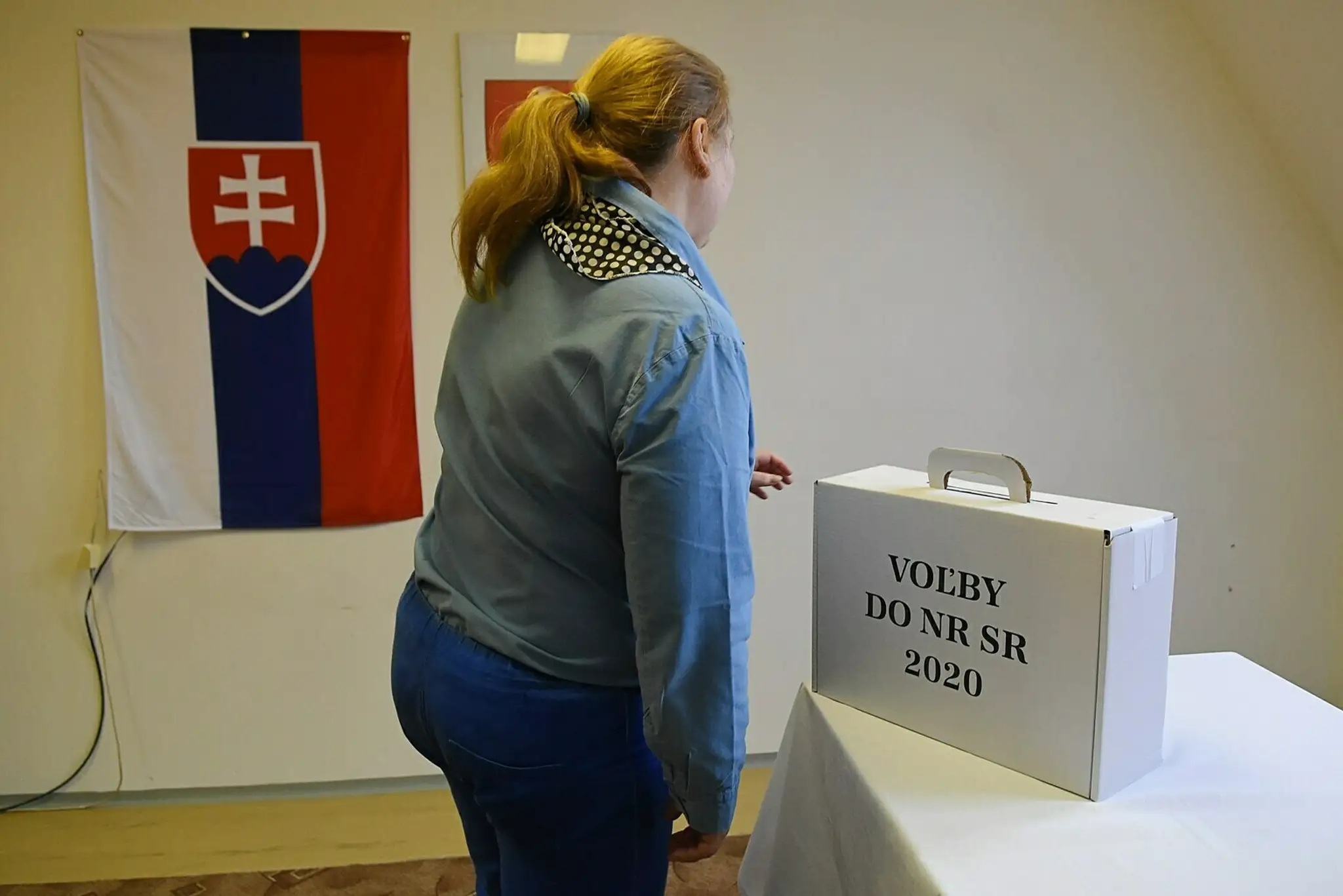 Árpád Érsek s manželkou Agátou vhadzujú obálky do volebnej schránky.