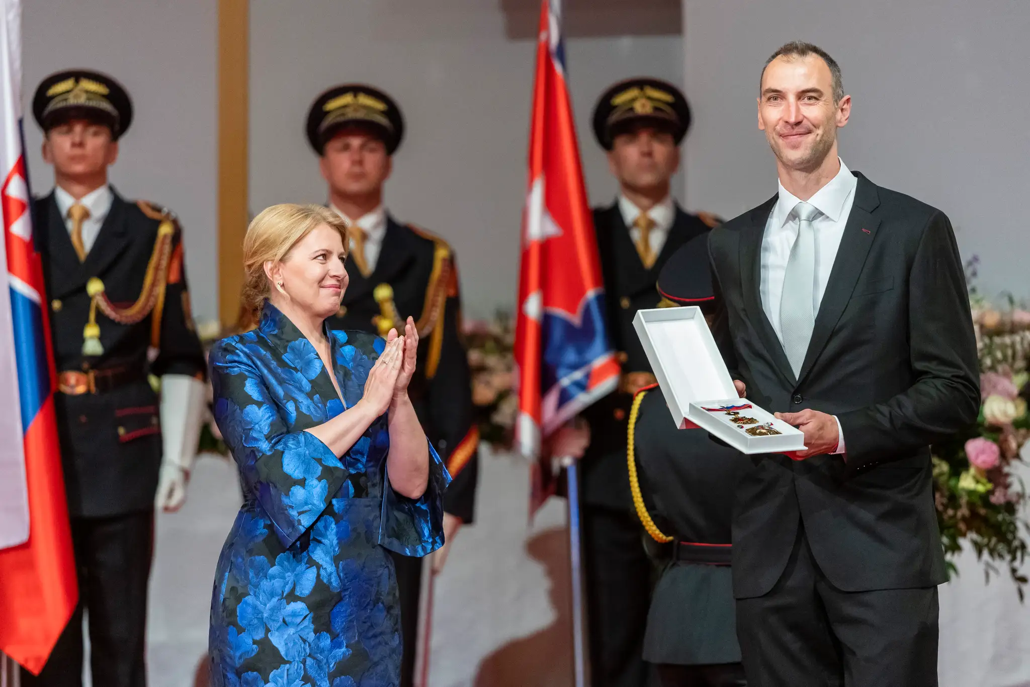 Zľava prezidentka SR Zuzana Čaputová a Zdeno Chára, ktorý si preberá štátne vyznamenanie Rad Ľudovíta Štúra II. triedy za mimoriadne zásluhy v oblasti športu.
