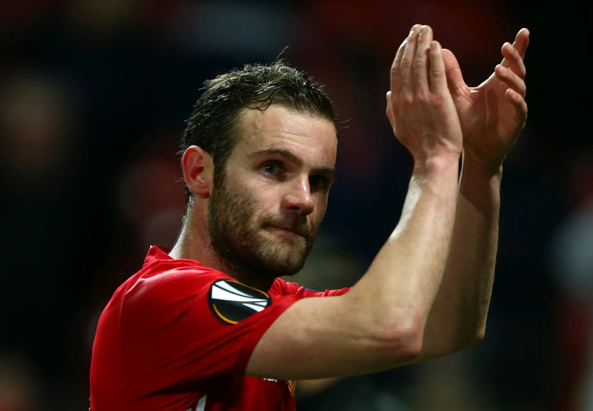 Juan Mata z ManUtd ďakuje priaznivcom po odvete osemfinále EL proti Rostovu.