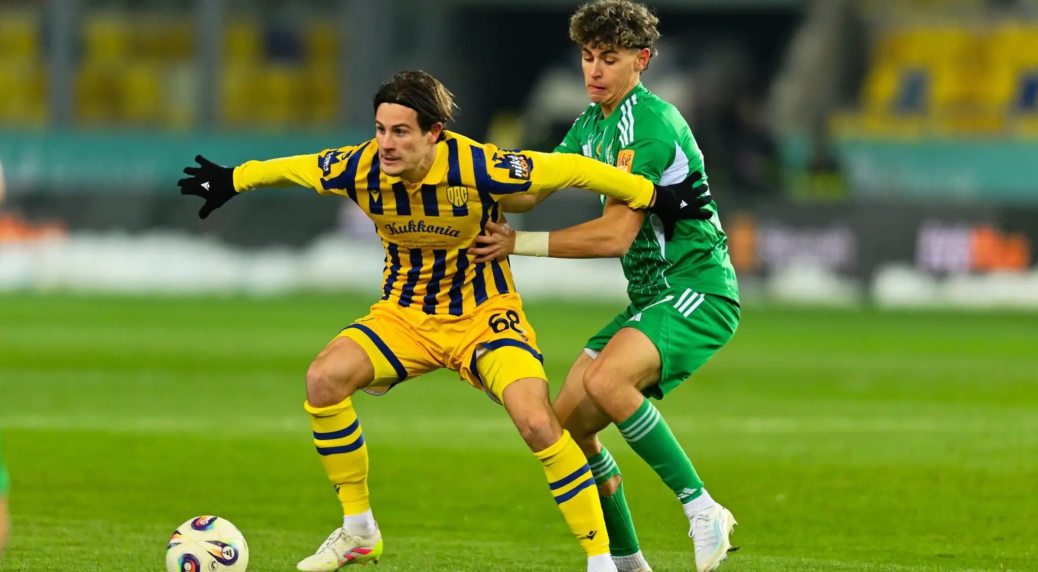 Máté Tuboly (vľavo) kryje loptu pred Marekom Terpákom z Prešova.
