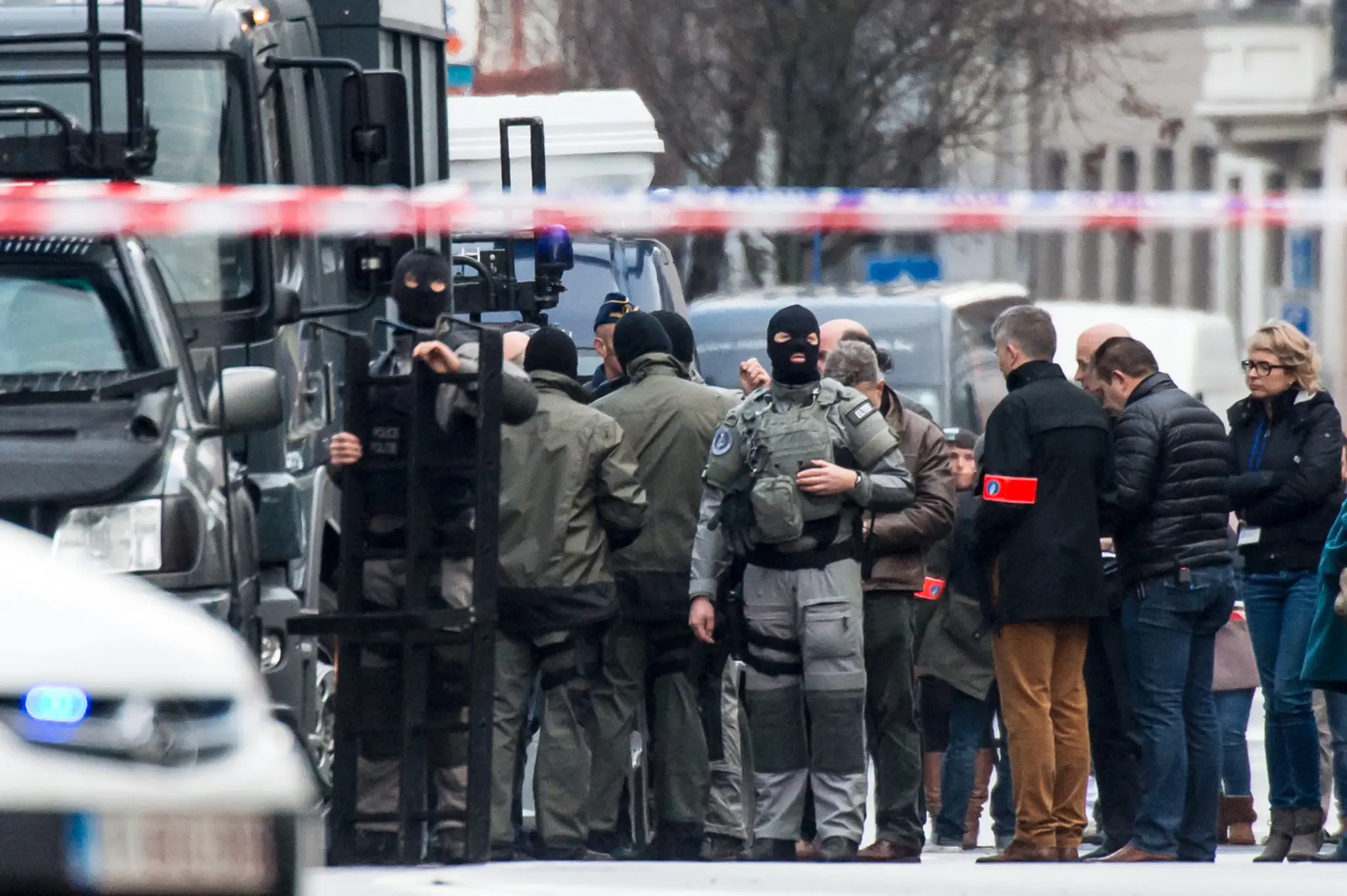 Špeciálne jednotky pri zásahu proti ozbrojencom v belgickom meste Gent.