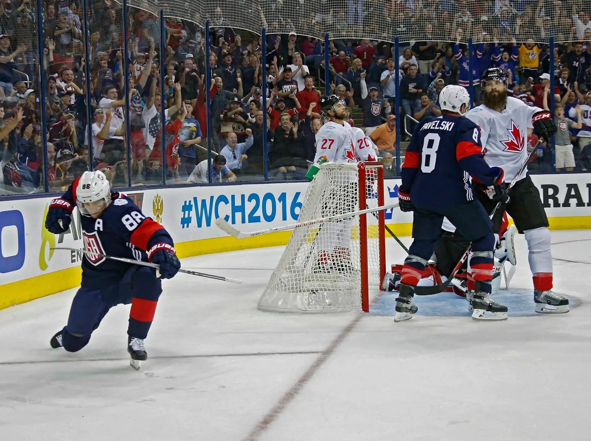 Američan Patrick Kane oslavuje svoj gól do siete Kanady.