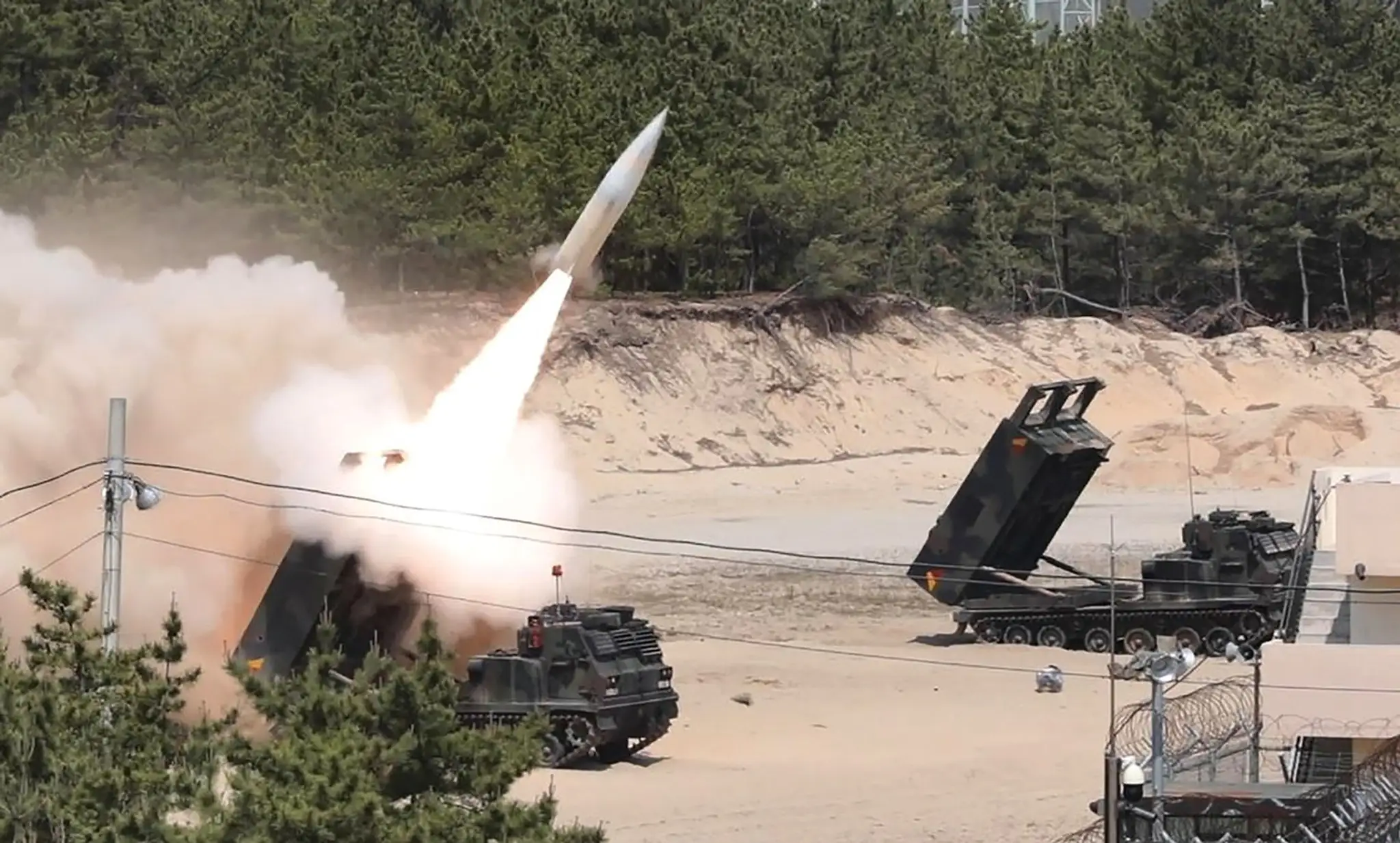 Cvičenie juhokórejskej armády s raketami ATACMS.