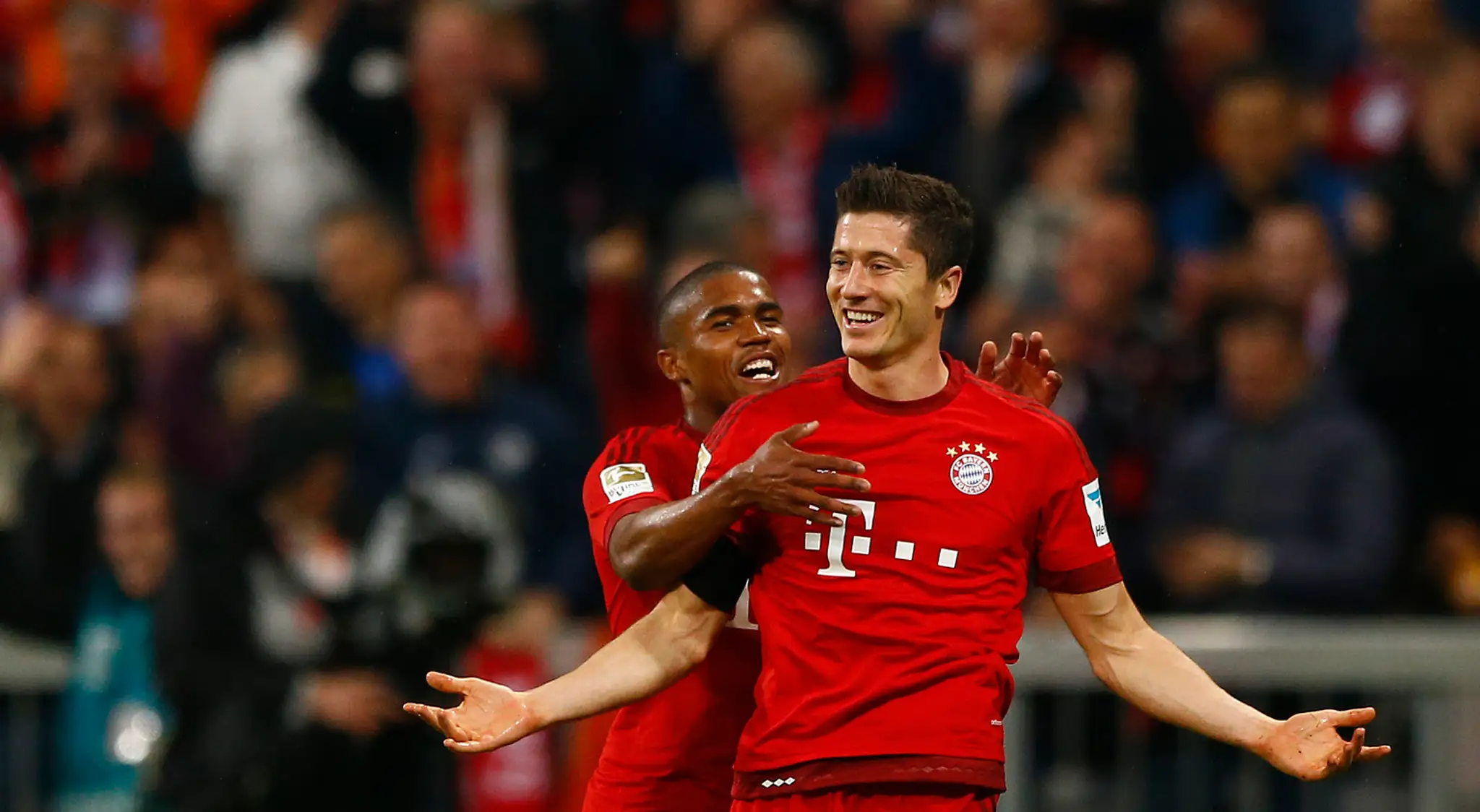Robert Lewandowski a Douglas Costa sa tešie po strelení gólu.