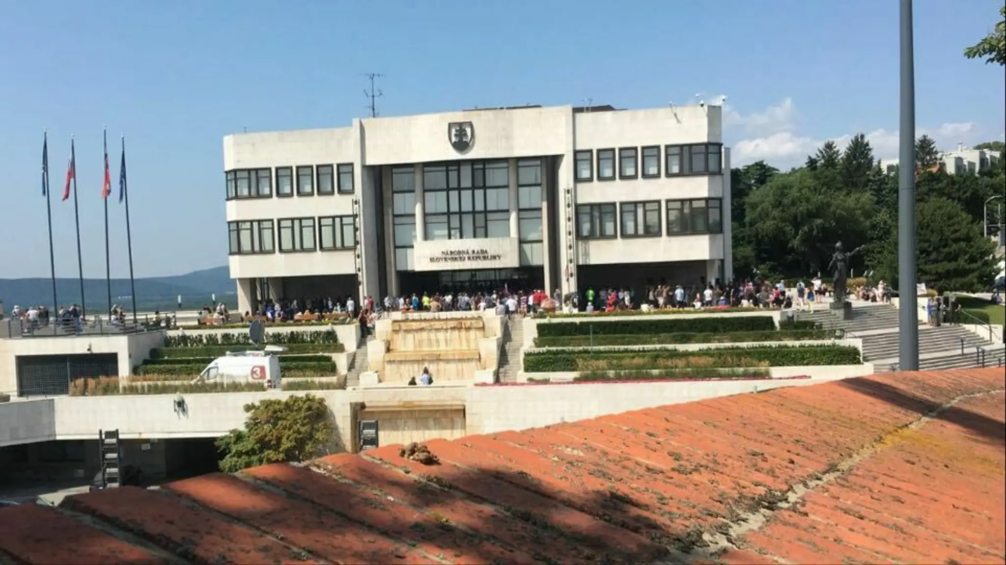 Demonštranti pred parlamentom.