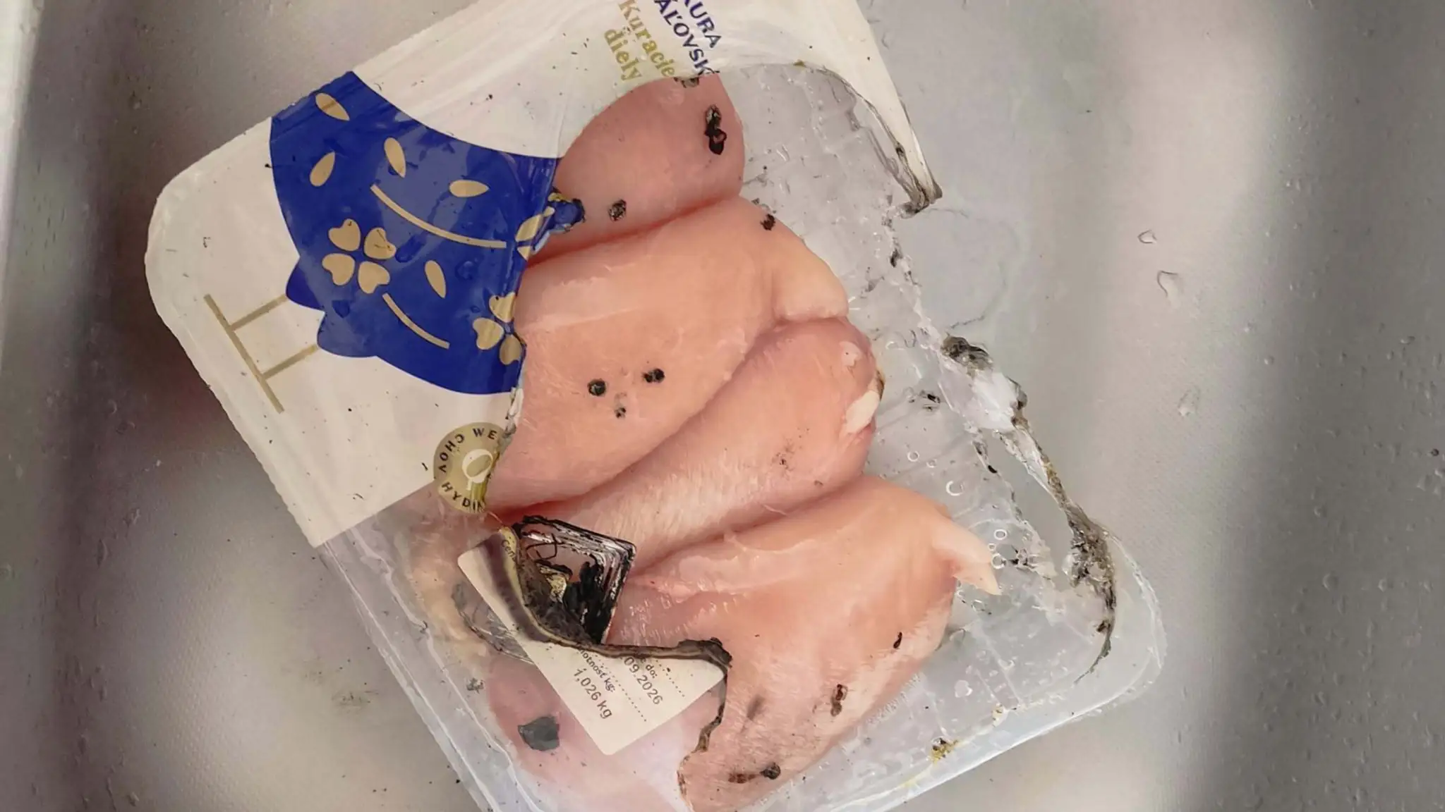 Rozmrazovala kuracie prsia v mikrovlnke, zrazu začali horieť.