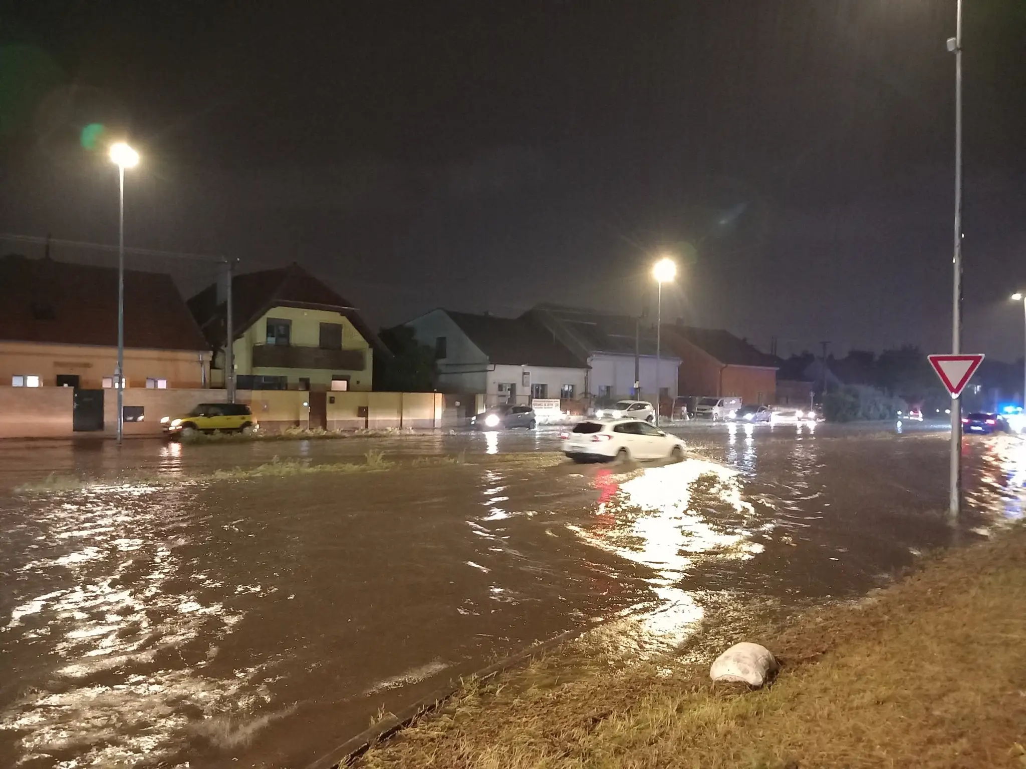 Zaplavená cesta v Rači