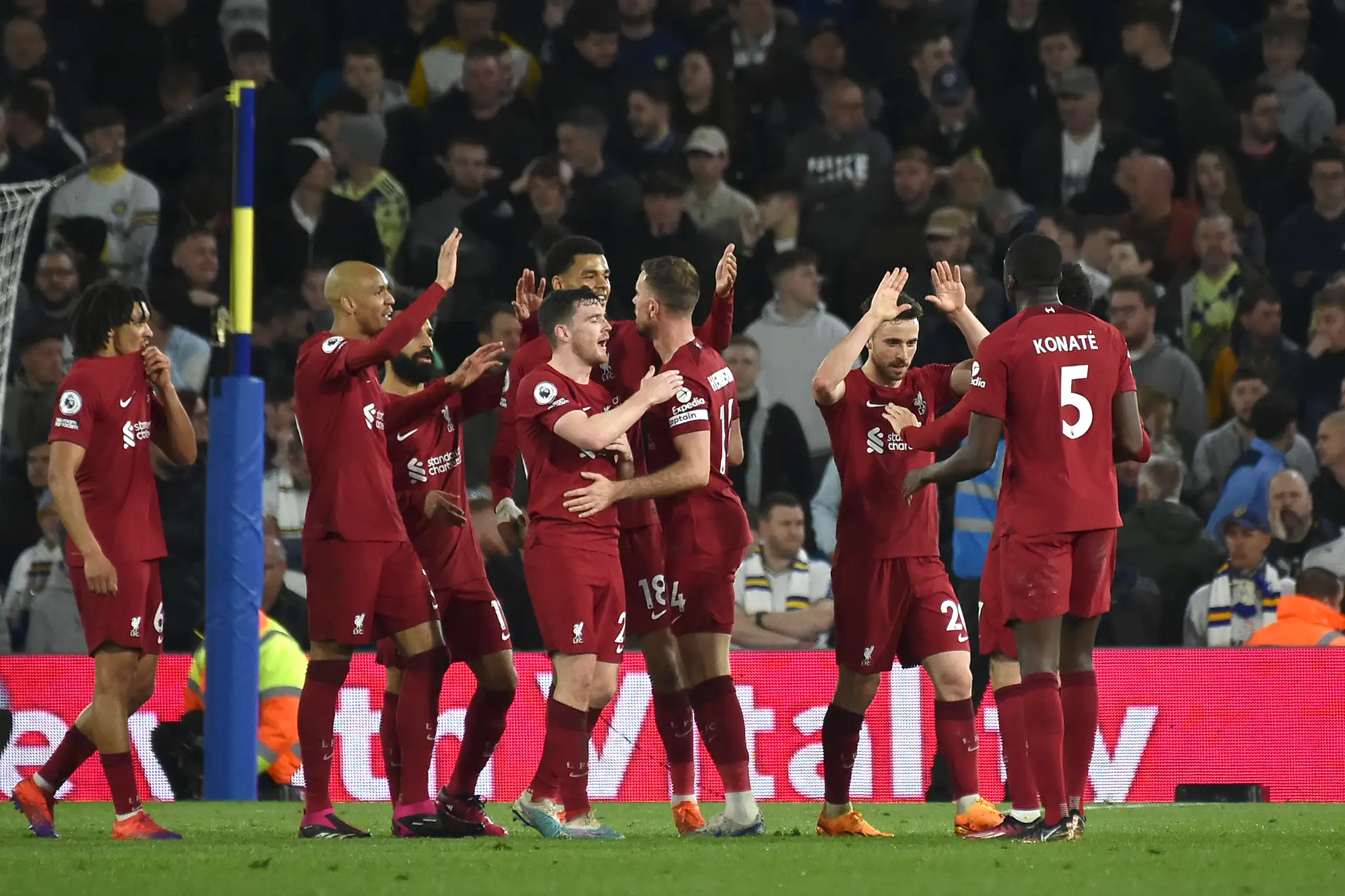 Futbalisti Liverpoolu oslavujú gól.