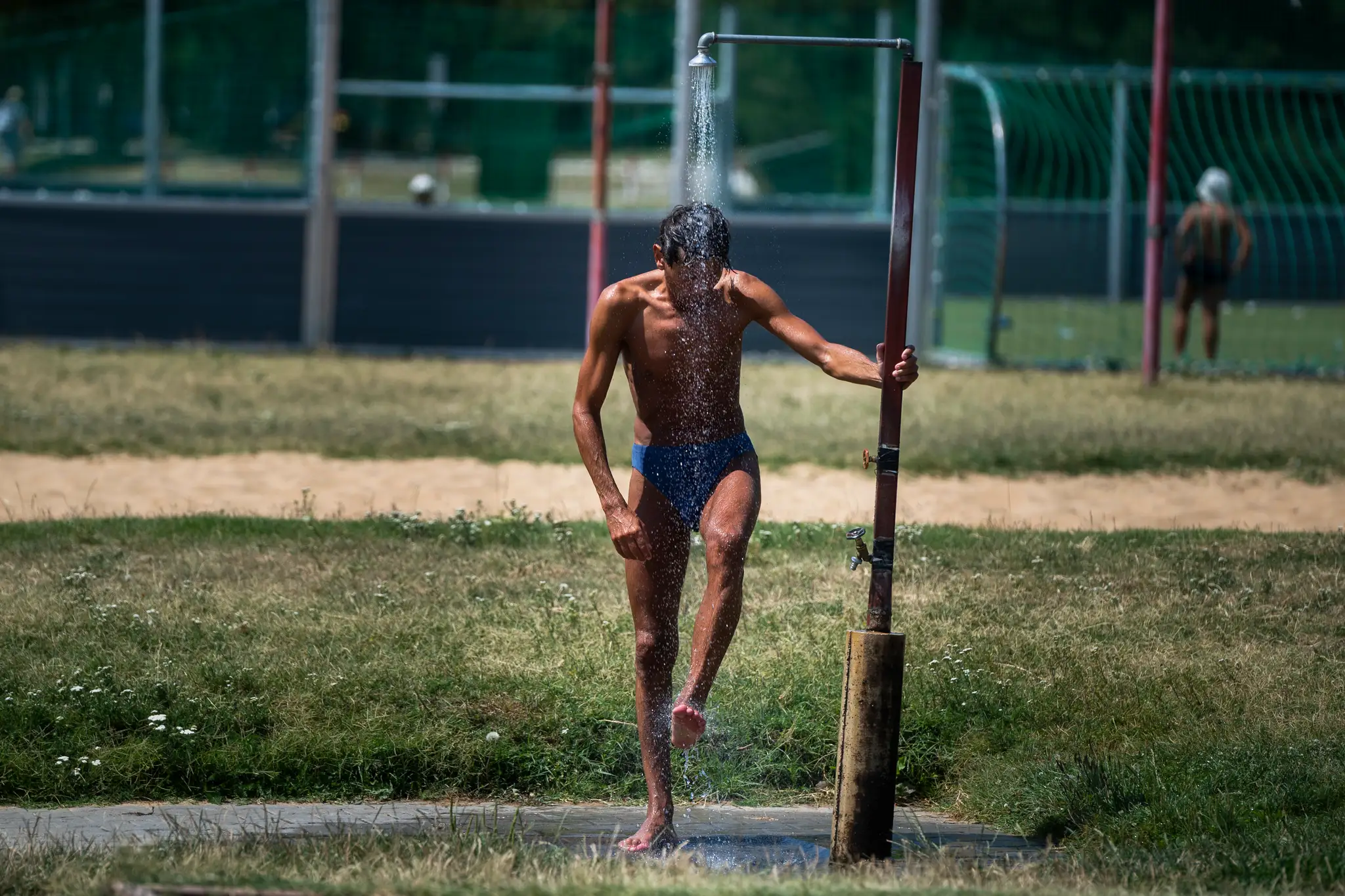 Na snímke muž sa ochladzuje na kúpalisku Kuchajda počas letných horúčav v Bratislave