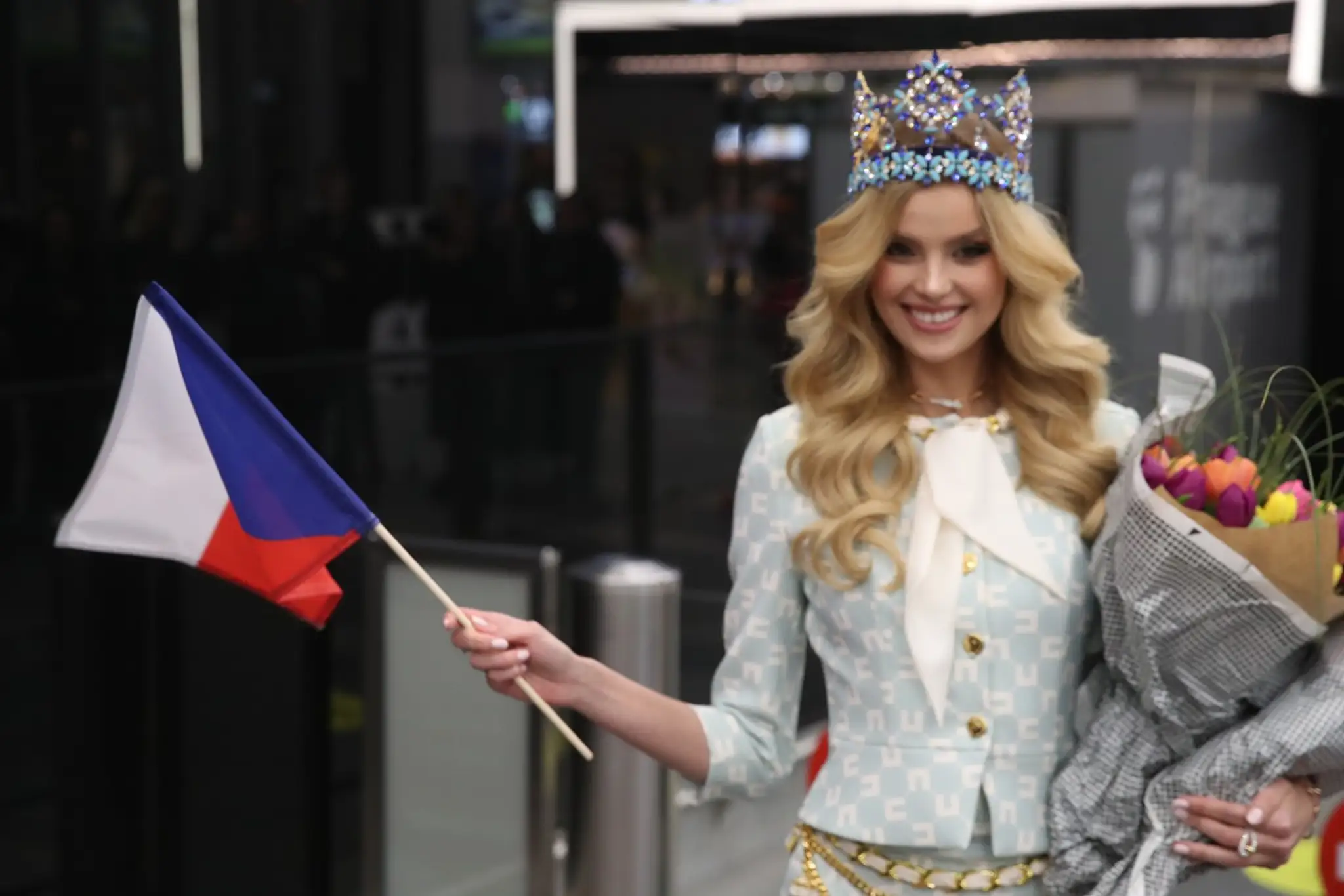 Miss World Krystyna Pyszko prichádza na letisko Václava Havla.