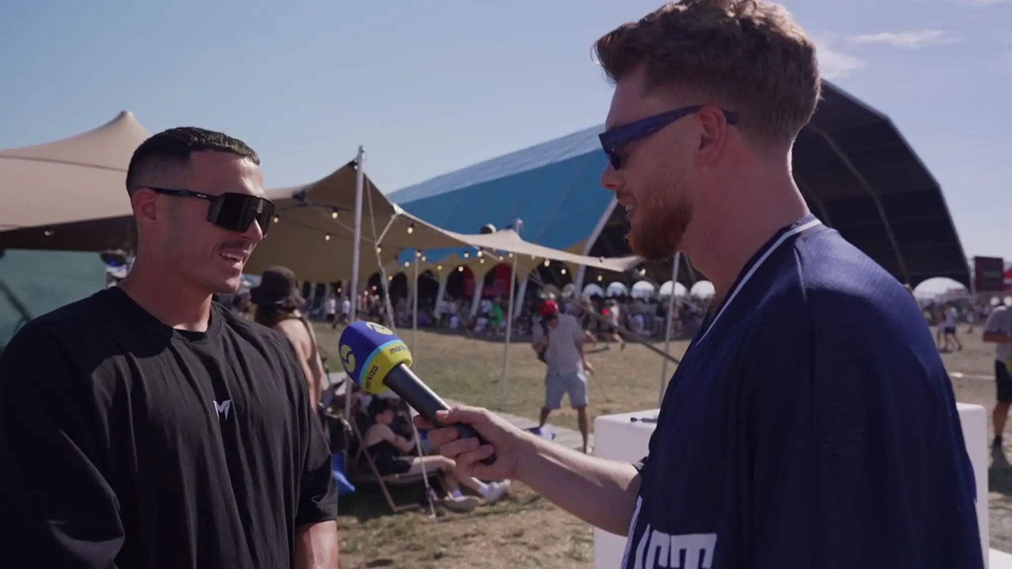 Jakub Uríček (vpravo) v rozhovore s Danom z Love Islandu
