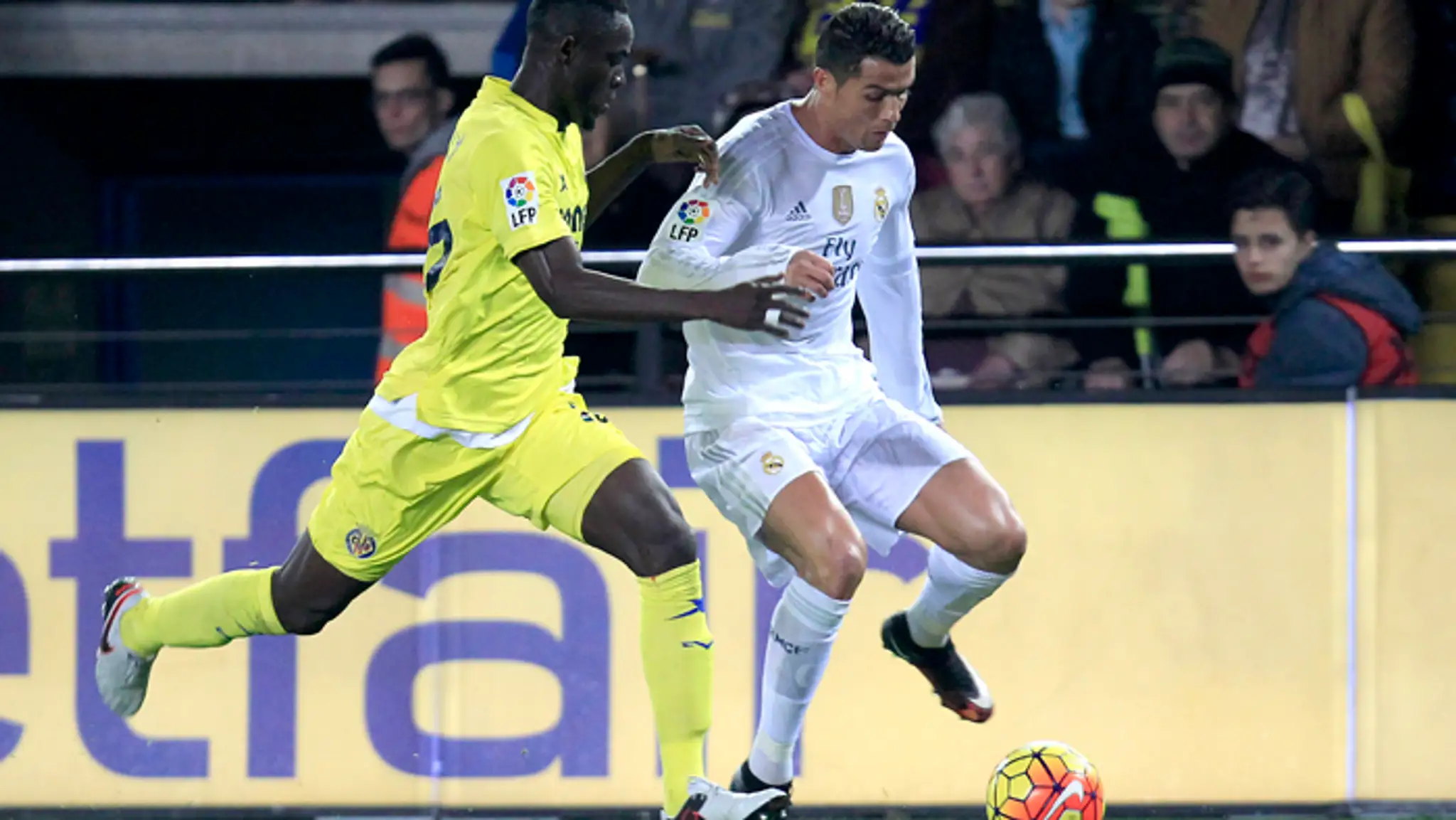 Hráč Realu Madrid Cristiano Ronaldo v súboji o loptu s Ericom  Baillyom (Villarreal).