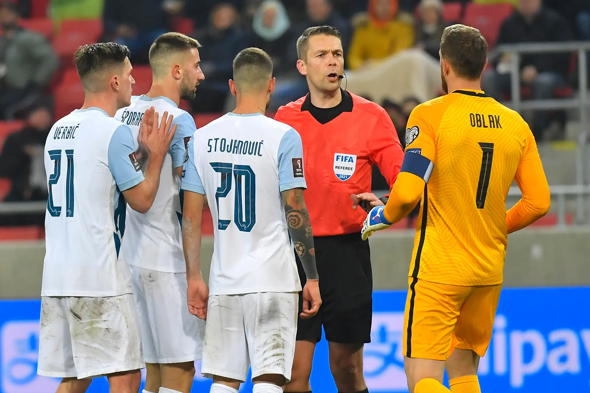 Rozhodca Mattias Gestranius a slovinský brankár Jan Oblak v kvalifikácii MS 2022 proti Slovensku.