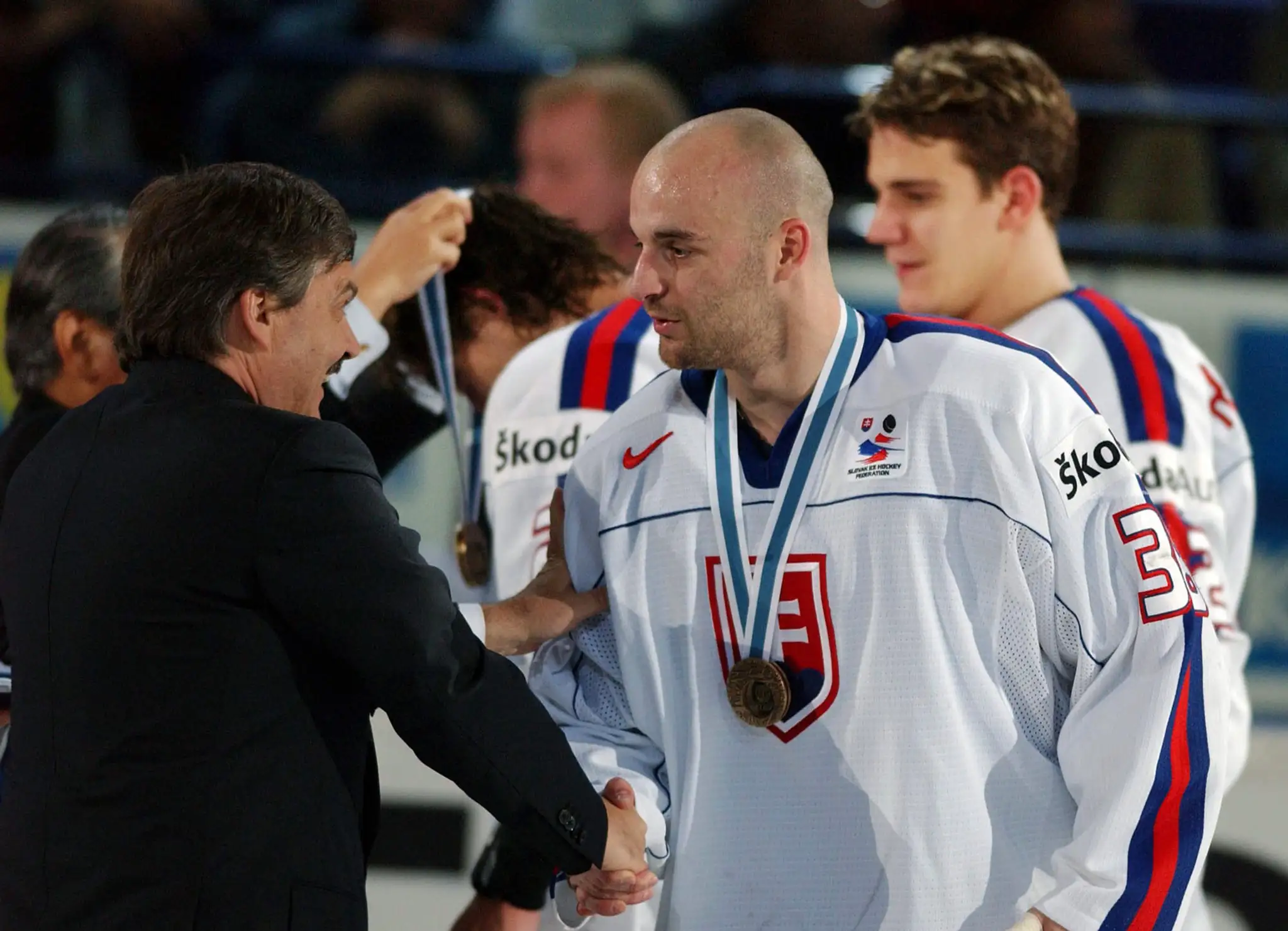 Pavol Demitra prijíma gratuláciu od prezidenta IIHF René Fasela.
