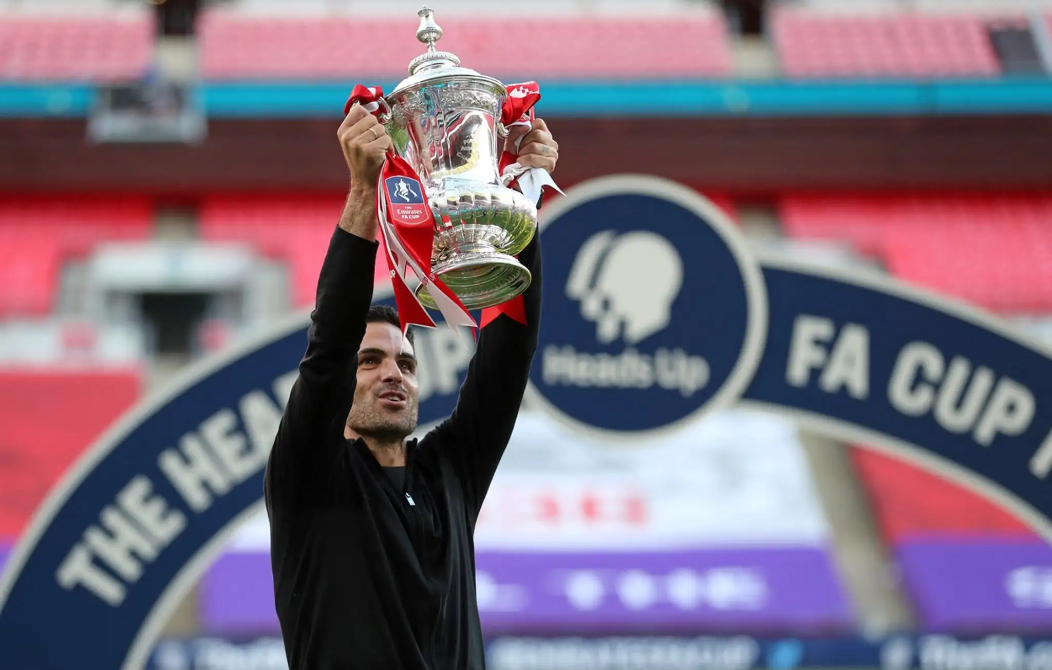 Mikel Arteta drží FA Cup