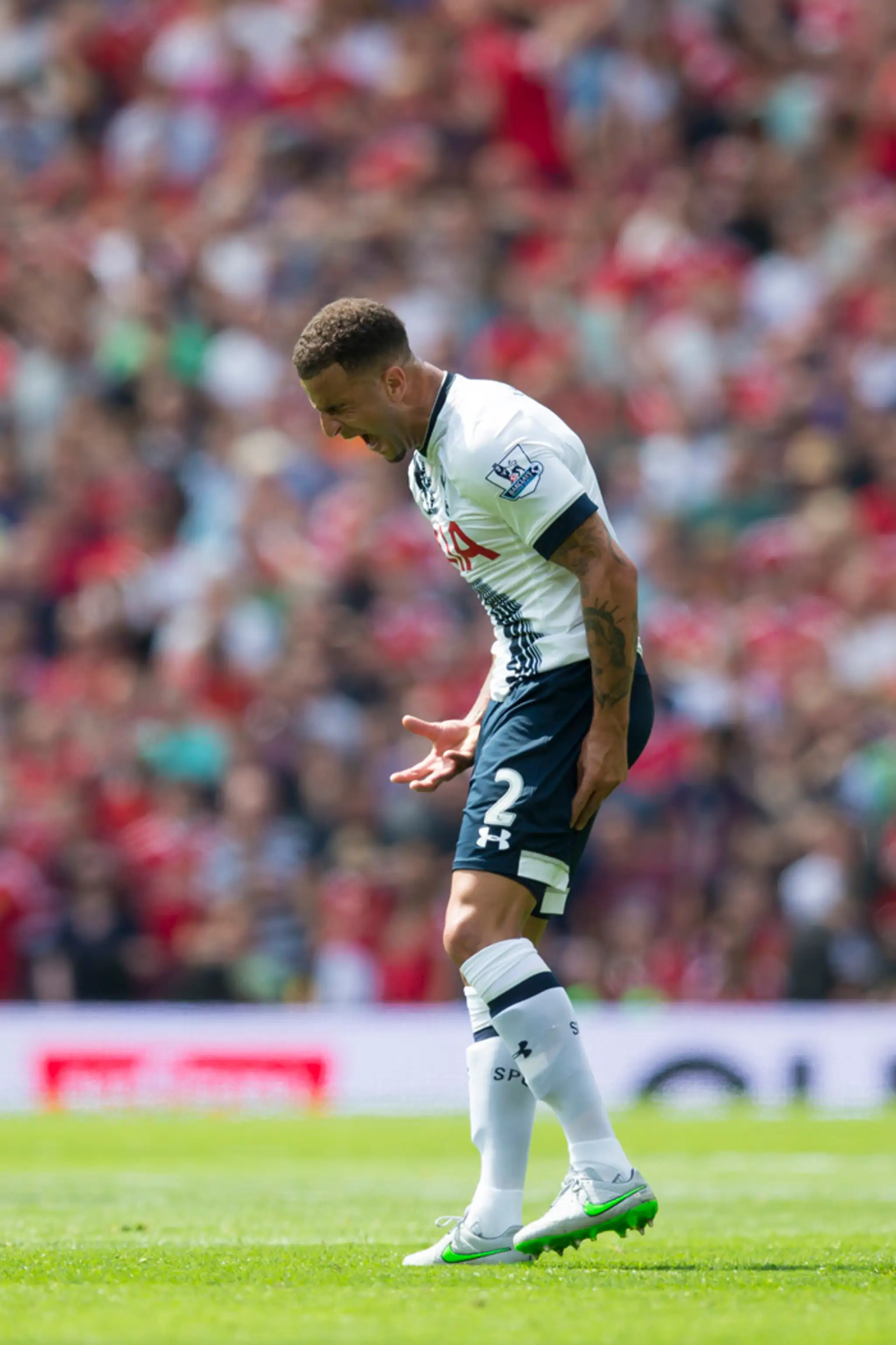 Nahnevaný Kyle Walker (Tottenham) po tom ako strelil vlastný gól proti Manchestru United.