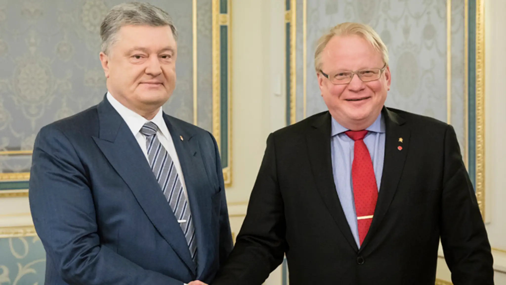 Ukrajinský prezident Petro Porošenko a švédsky minister obrany Peter Hultqvist. 