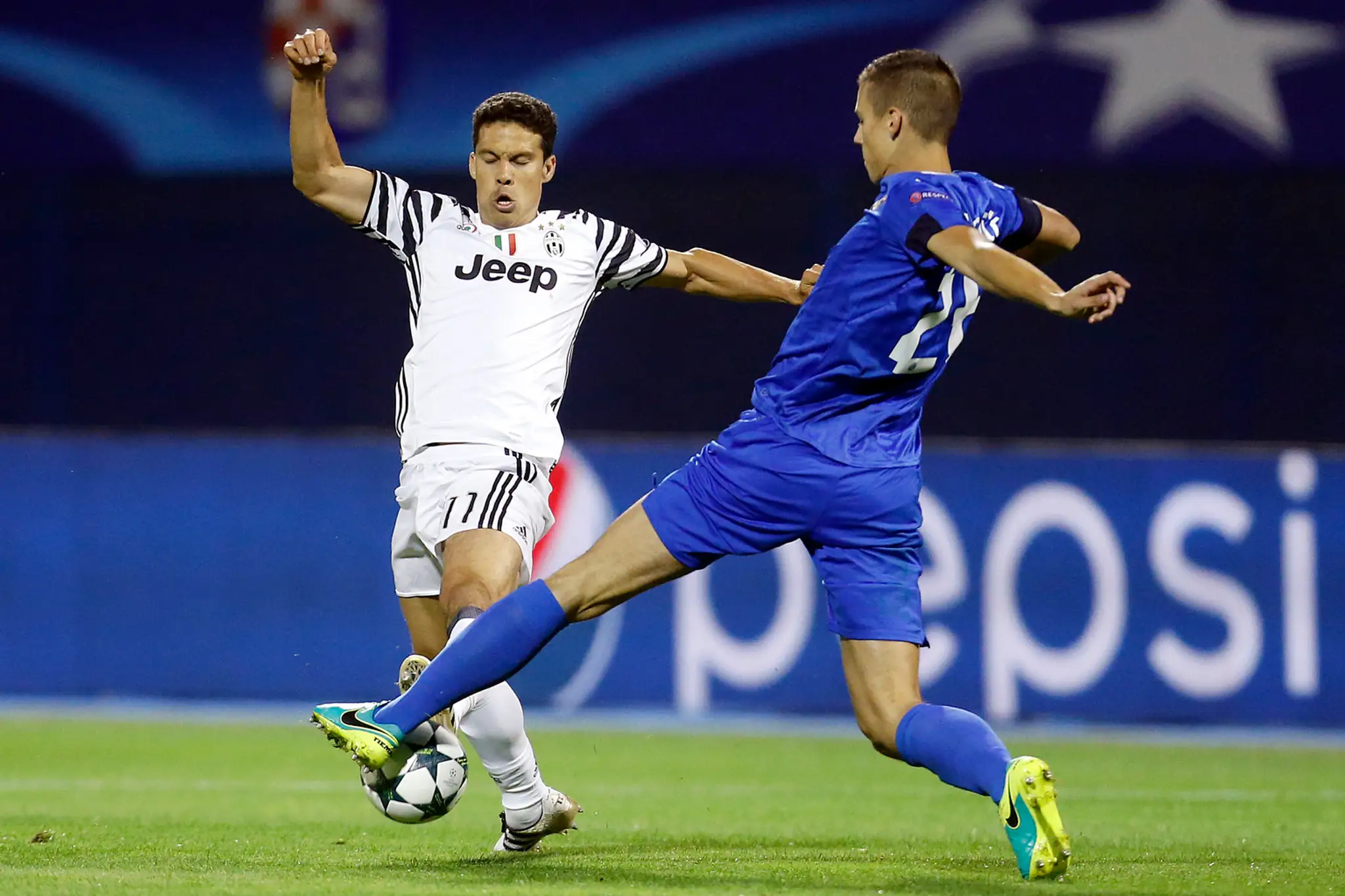 Záložník Juventusu Hernanes (vľavo) bojuje o loptu s mladíkom Dinama Záhreb Filipom Benkovičom v zápase LM.