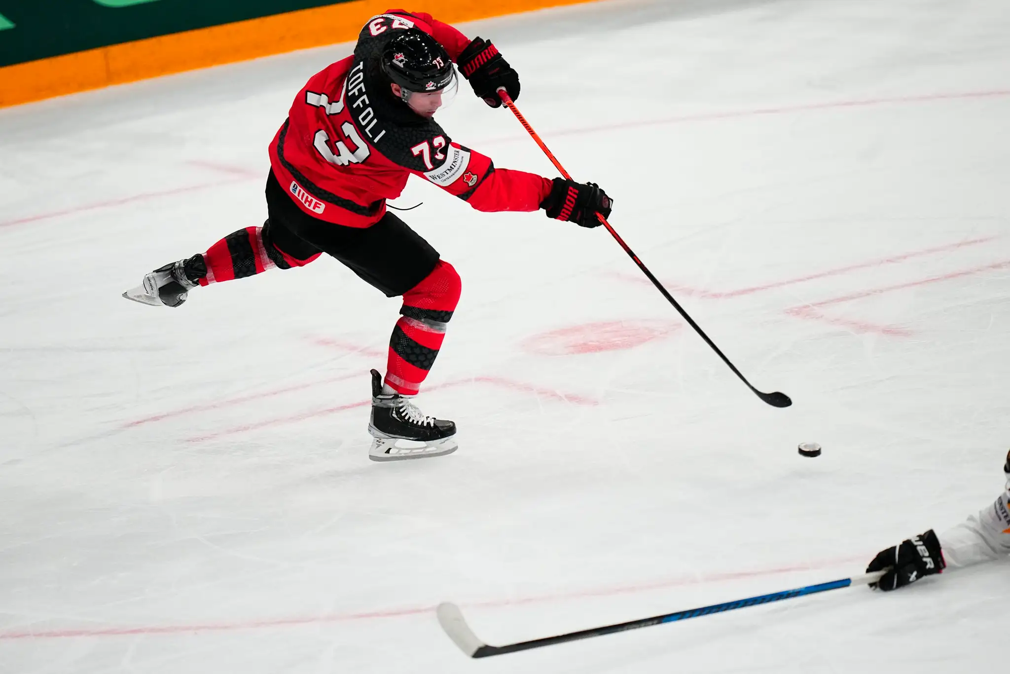 Kanadský kapitán Tyler Toffoli skóruje vo finále MS 2023 proti Kanade.
