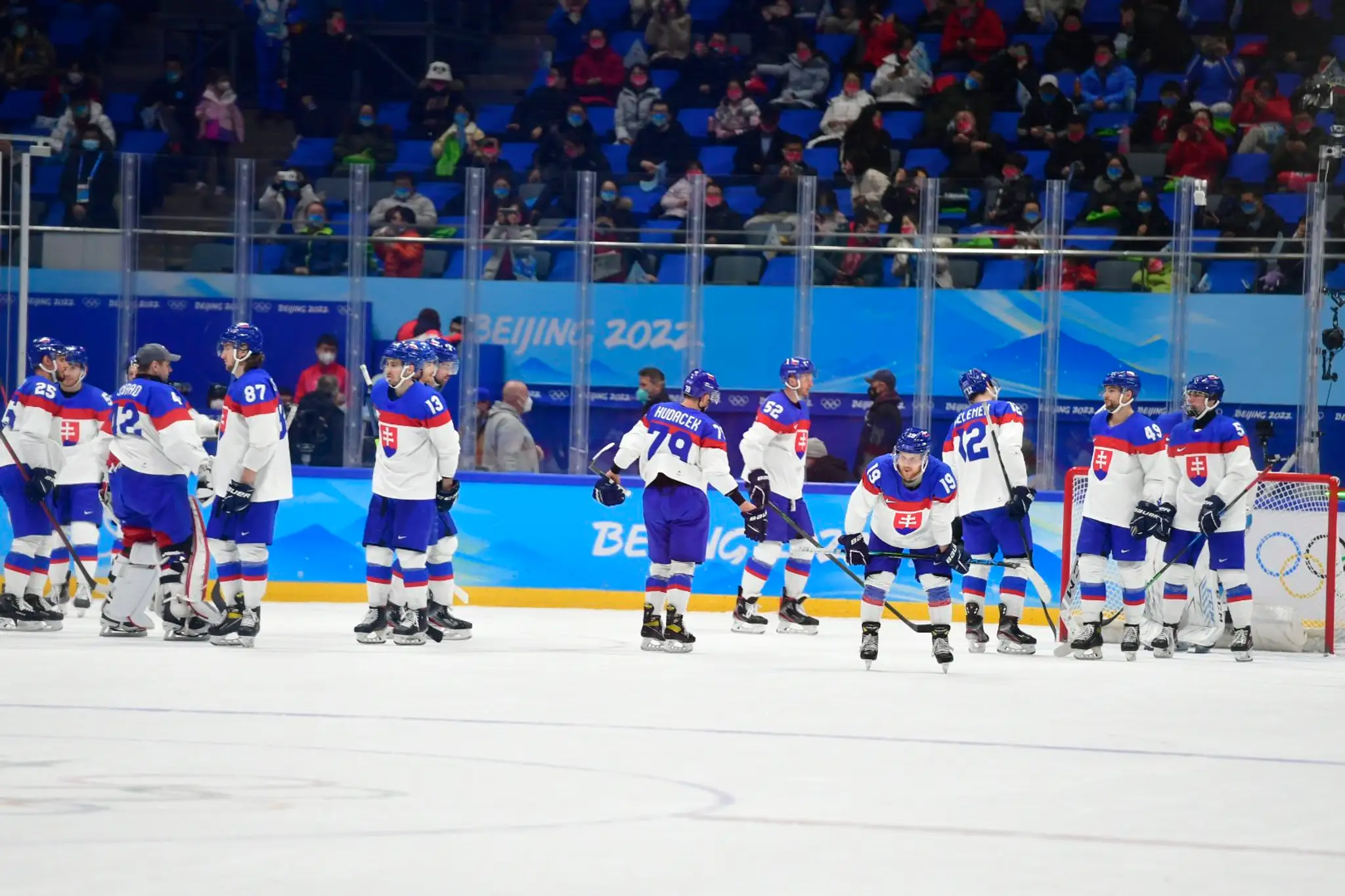 Slovenskí hokejisti reagujú po prehre 0:2 v semifinále ZOH 2022 proti Fínsku.