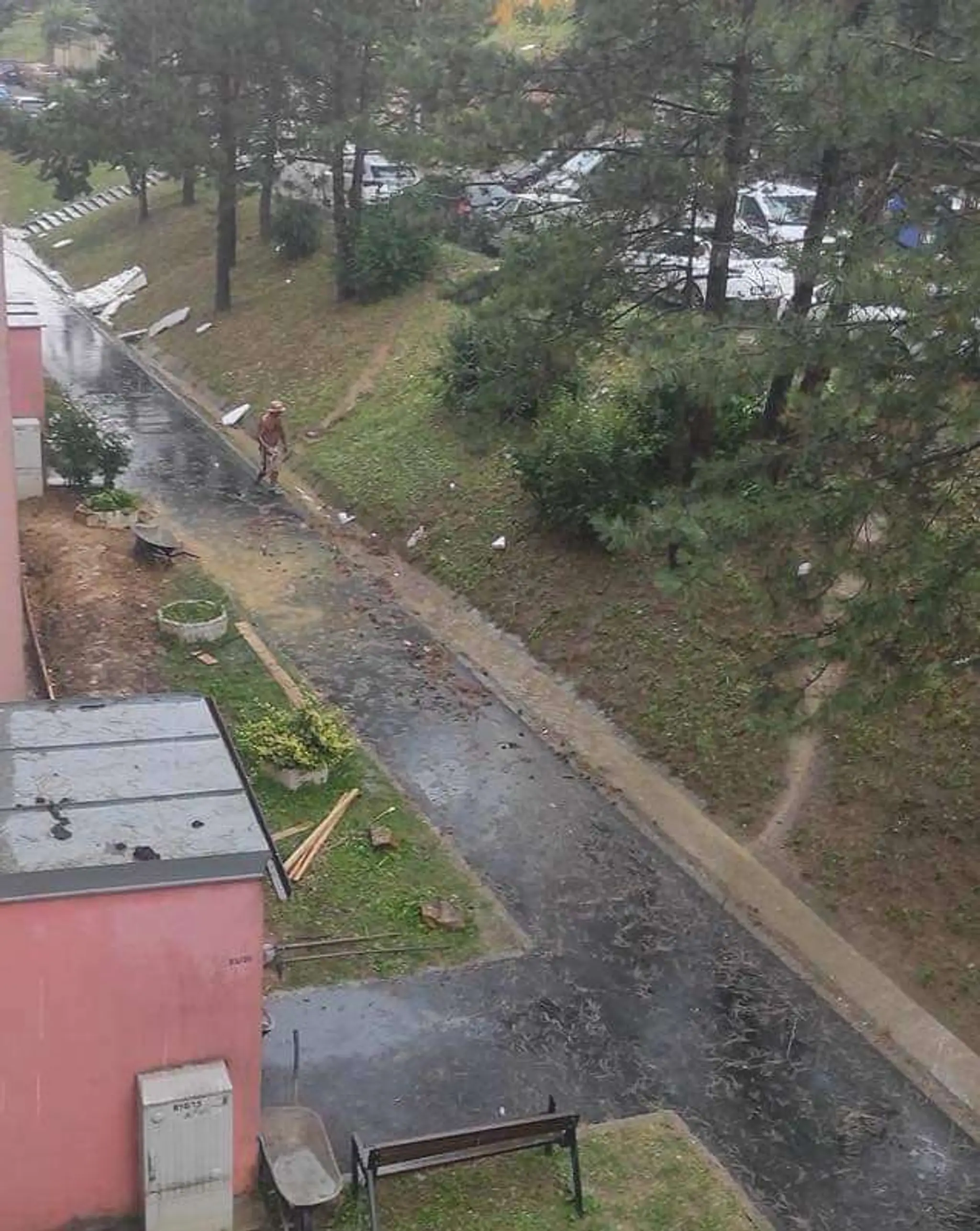 Spúšť po búrke vo Vranove nad Topľou.
