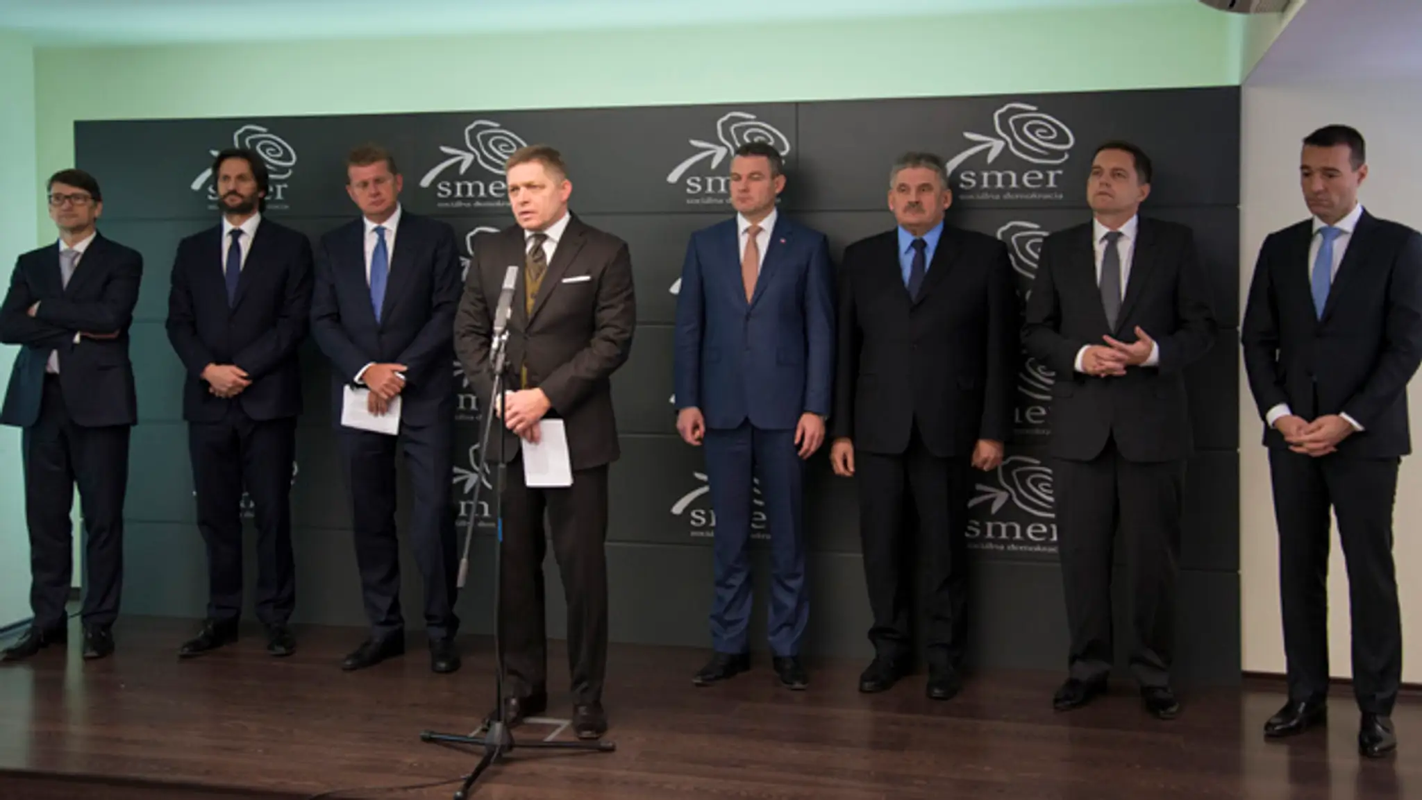 Premiér Robert Fico a ministri za Smer-SD.
