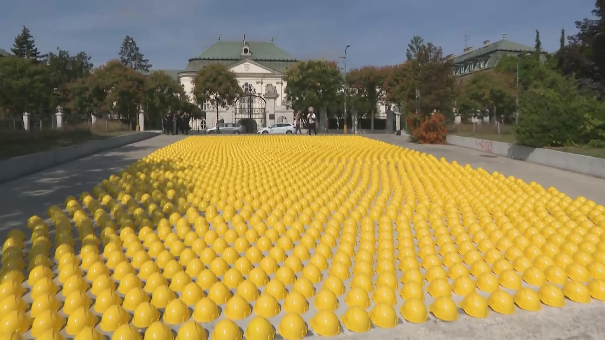 Protest pred úradom vlády.