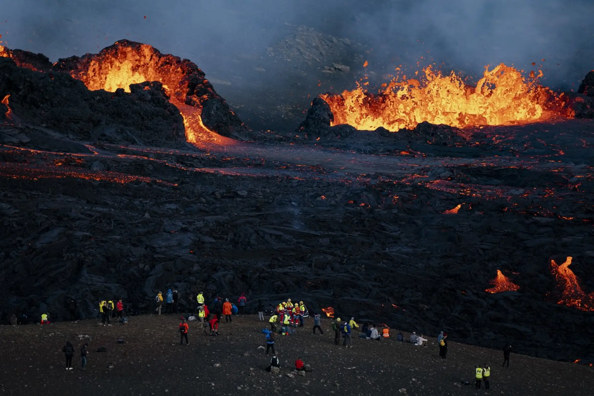 Na Islande v stredu ožila sopka a cez vzniknutú puklinu neďaleko metropoly Reykjavík zo zeme vyráža láva.