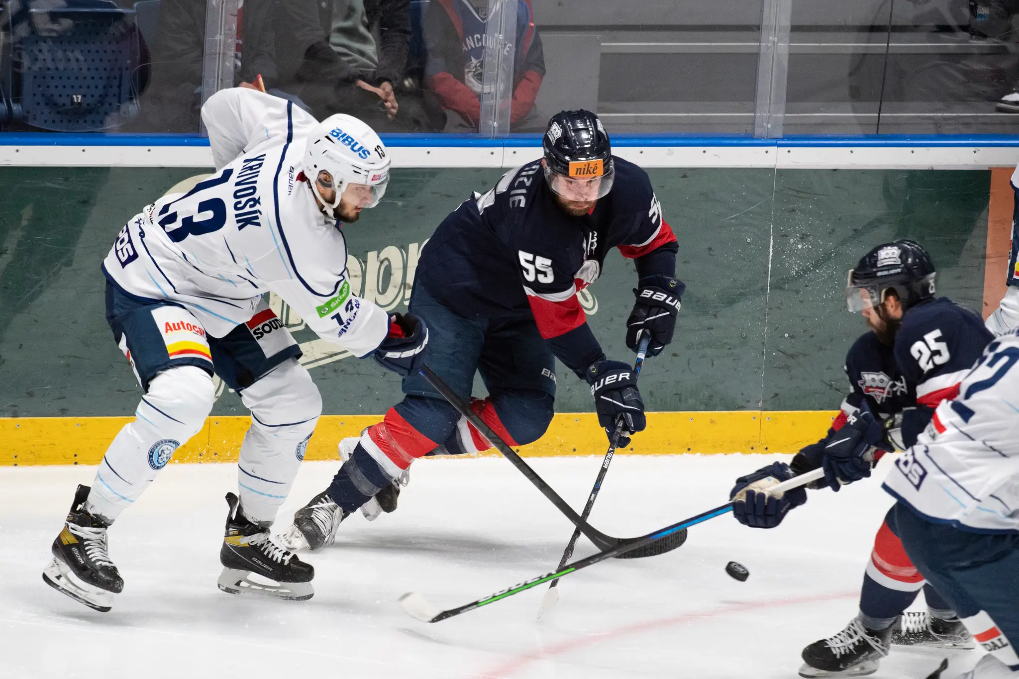 Filip Krivošík (Nitra), Matt MacKenzie a William Rapuzzi (obaja Slovan).