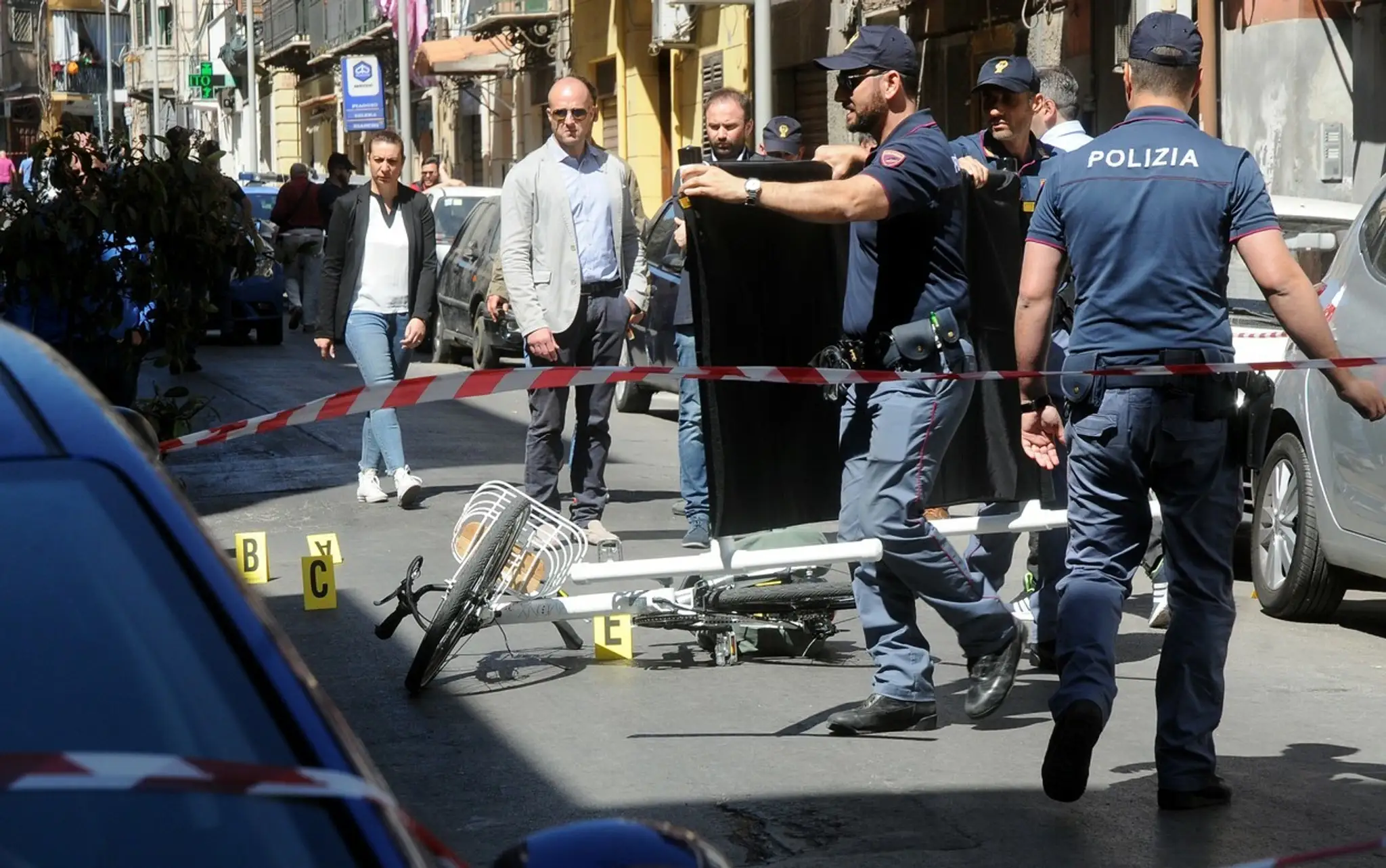 Polícia zaisťuje miesto vraždy mafiánskeho bossa Giuseppe Dainottiho.