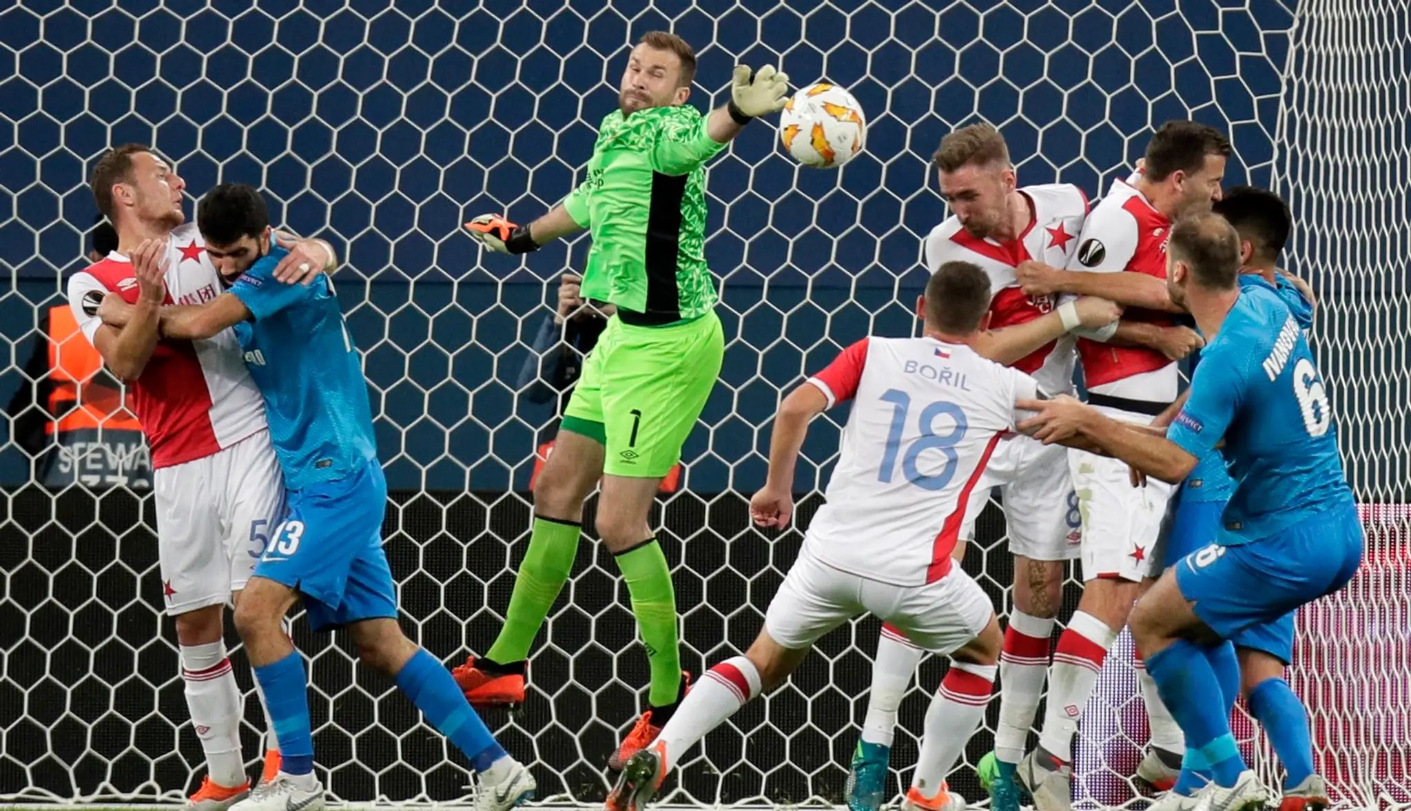 Brankár Slavie Ondřej Kolář bráni v zápase C-skupiny Európskej ligy vo futbale medzi Zenit Petrohrad - Slavia Praha.