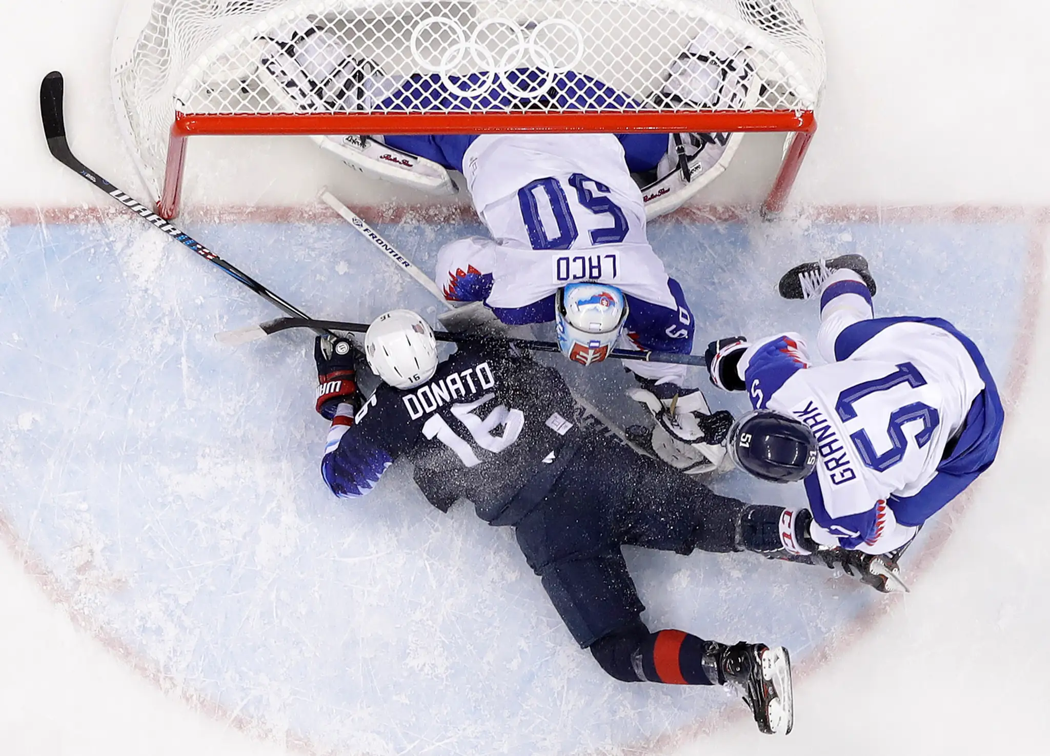 V bránkovisku Slovenska americký útočník Ryan Donato počas osemfinálového duelu na ZOH 2018.