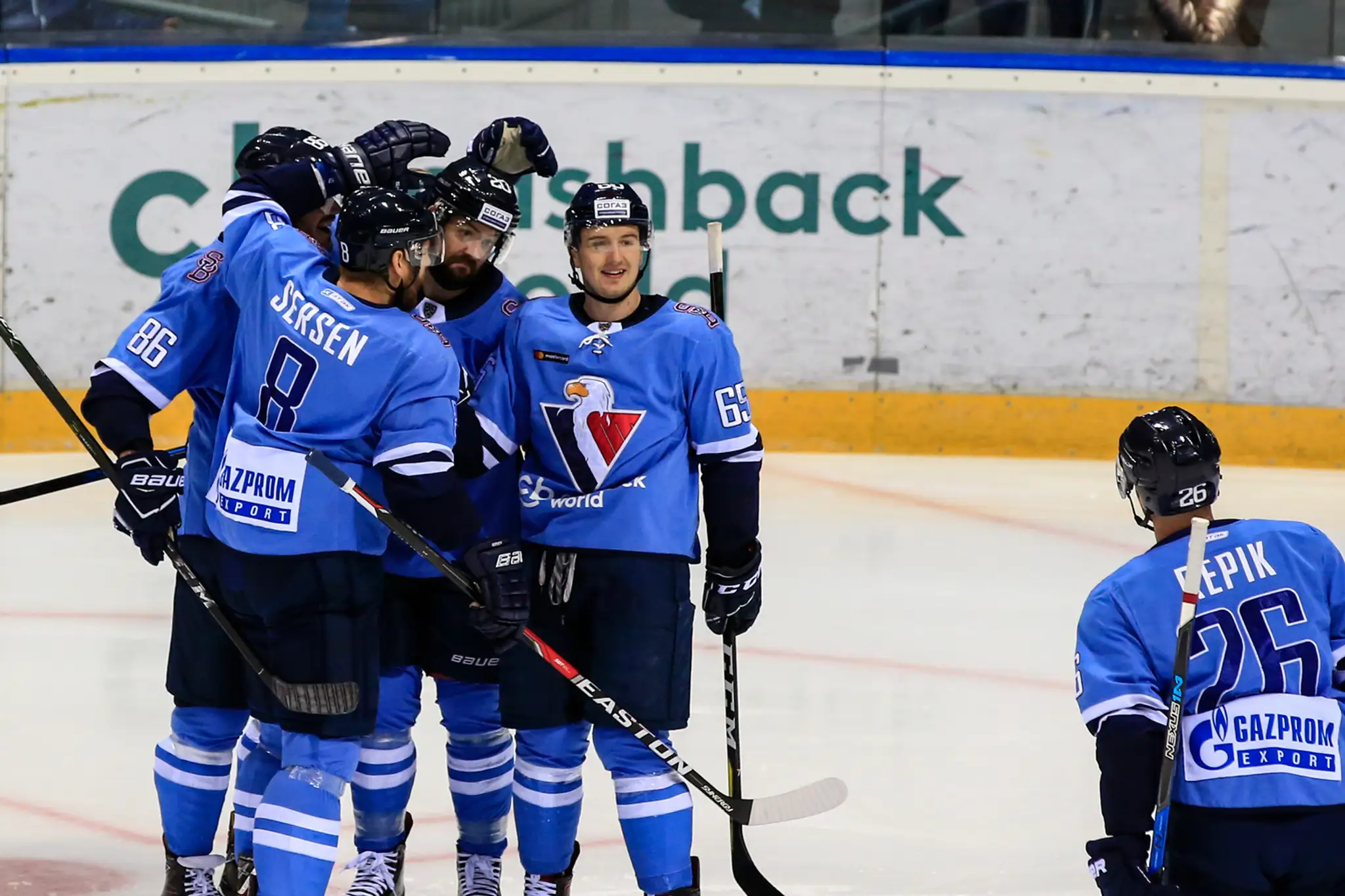 Zľava Éric Gelinas, Michal Sersen, Jeff Taffe, Rudolf Červený a Michal Řepík zo Slovana oslavujú gól proti Dinamu Riga.