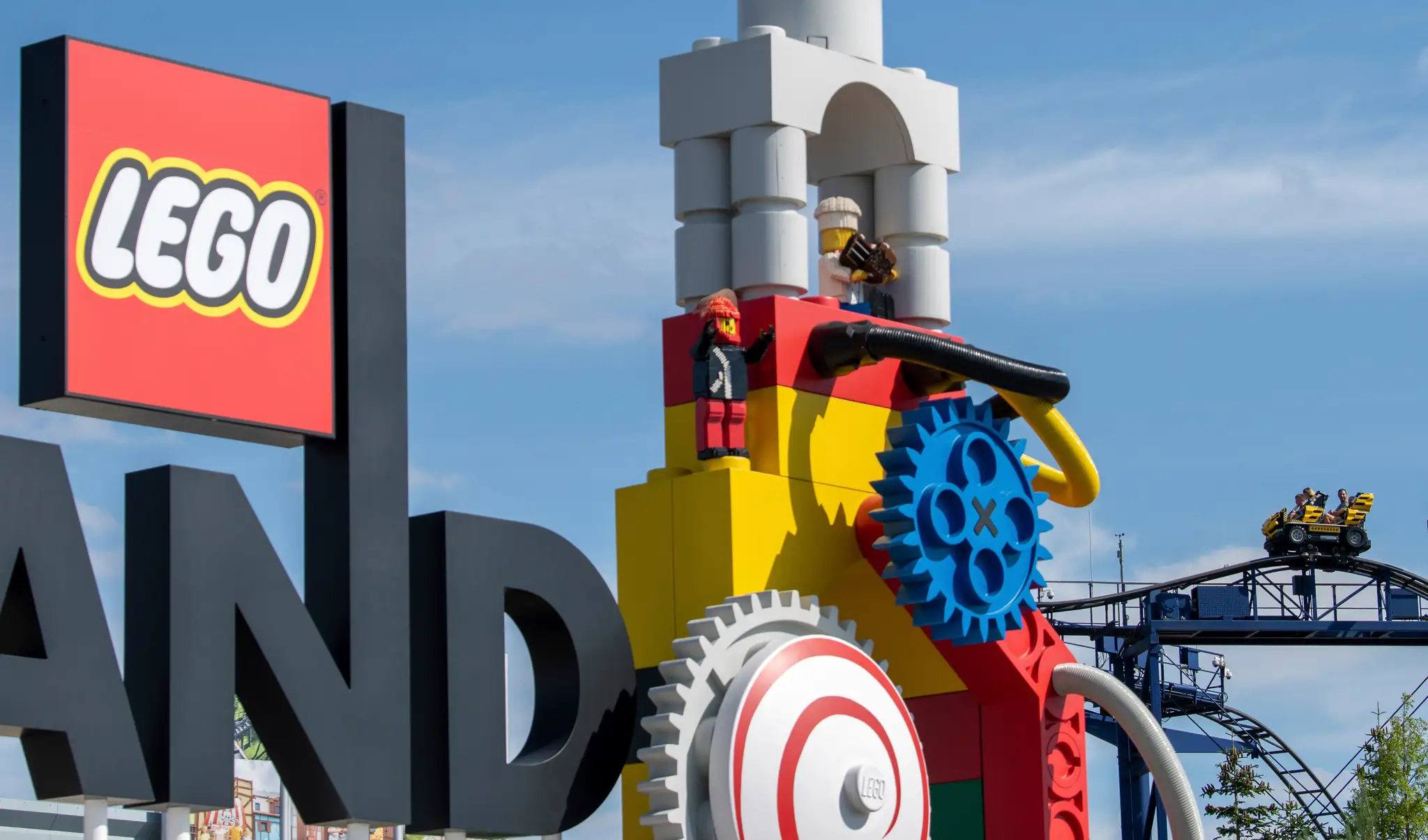 Horská dráha pri vstupe do zábavného parku Legoland. 