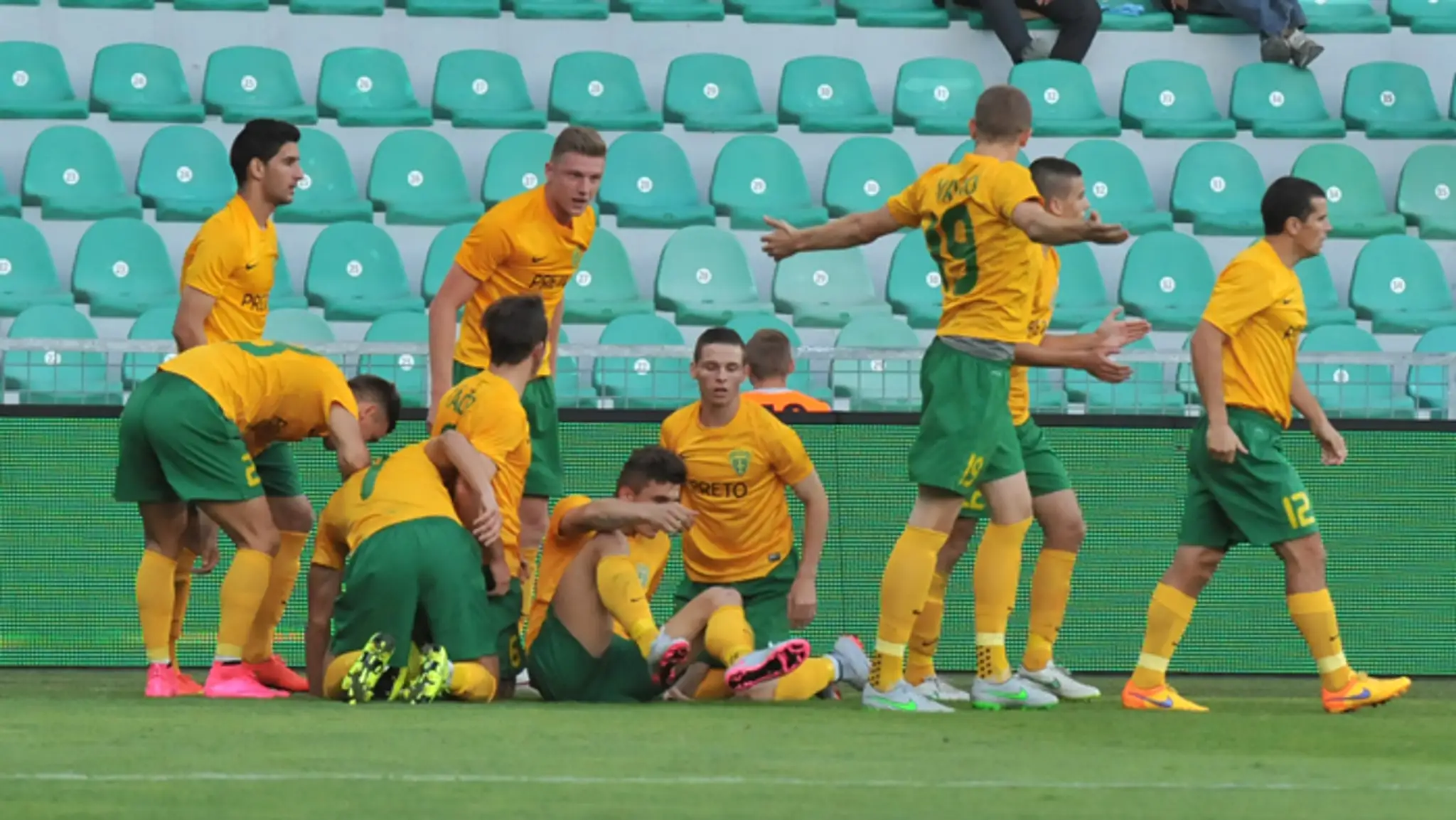 Radosť hráčov MŠK Žilina po strelení gólu do siete FC Vorskla Poltava. 