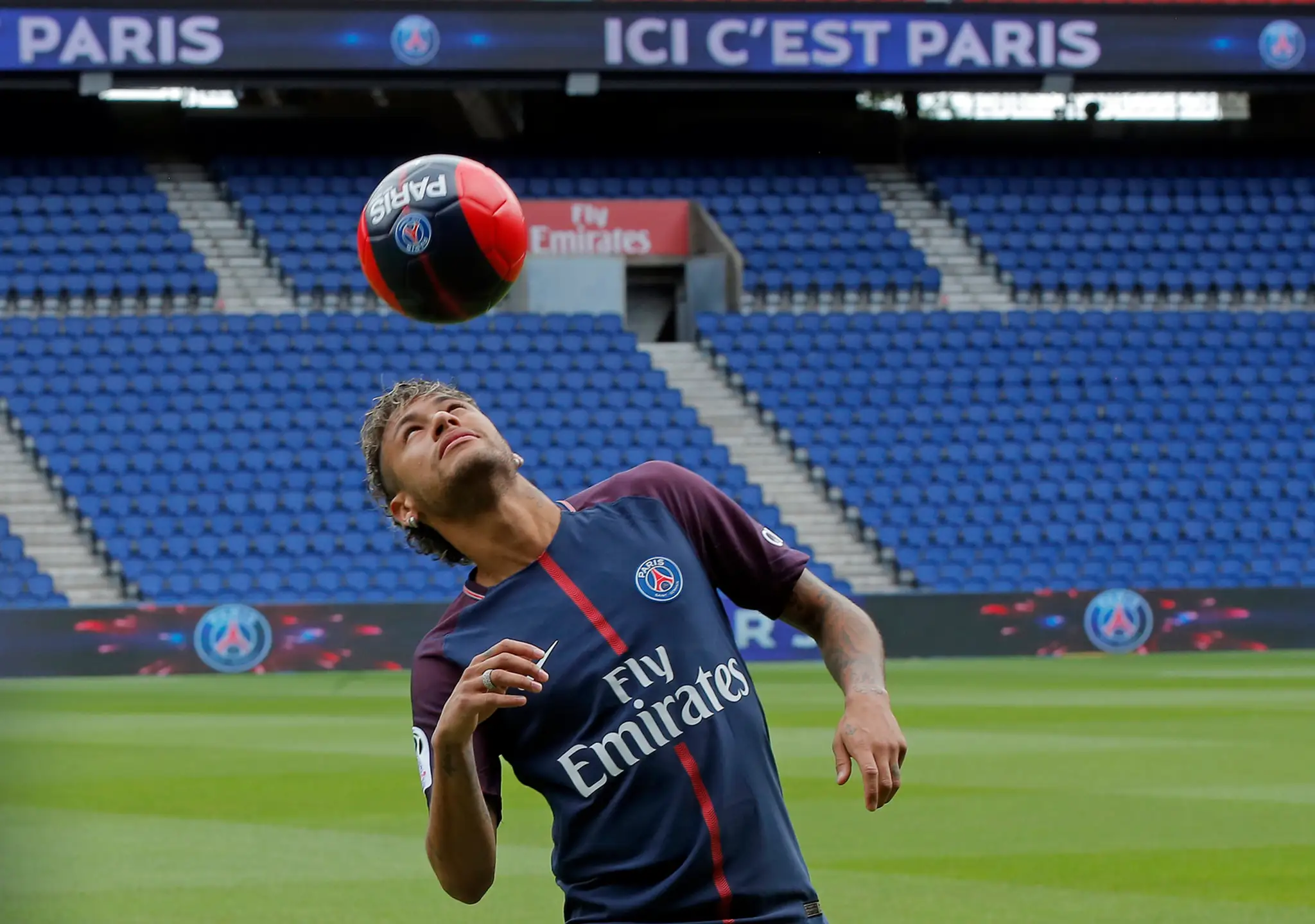 Na snímke futbalová brazílsky útočník Neymar pózuje fotografom s loptou.