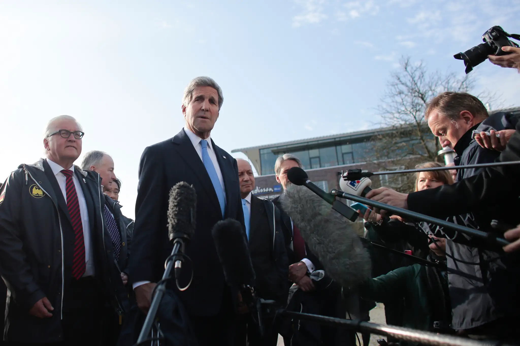 Americký minister John Kerry (uprostred) a nemecký minister Frank-Walter Steinmeier počas stretnutia G7