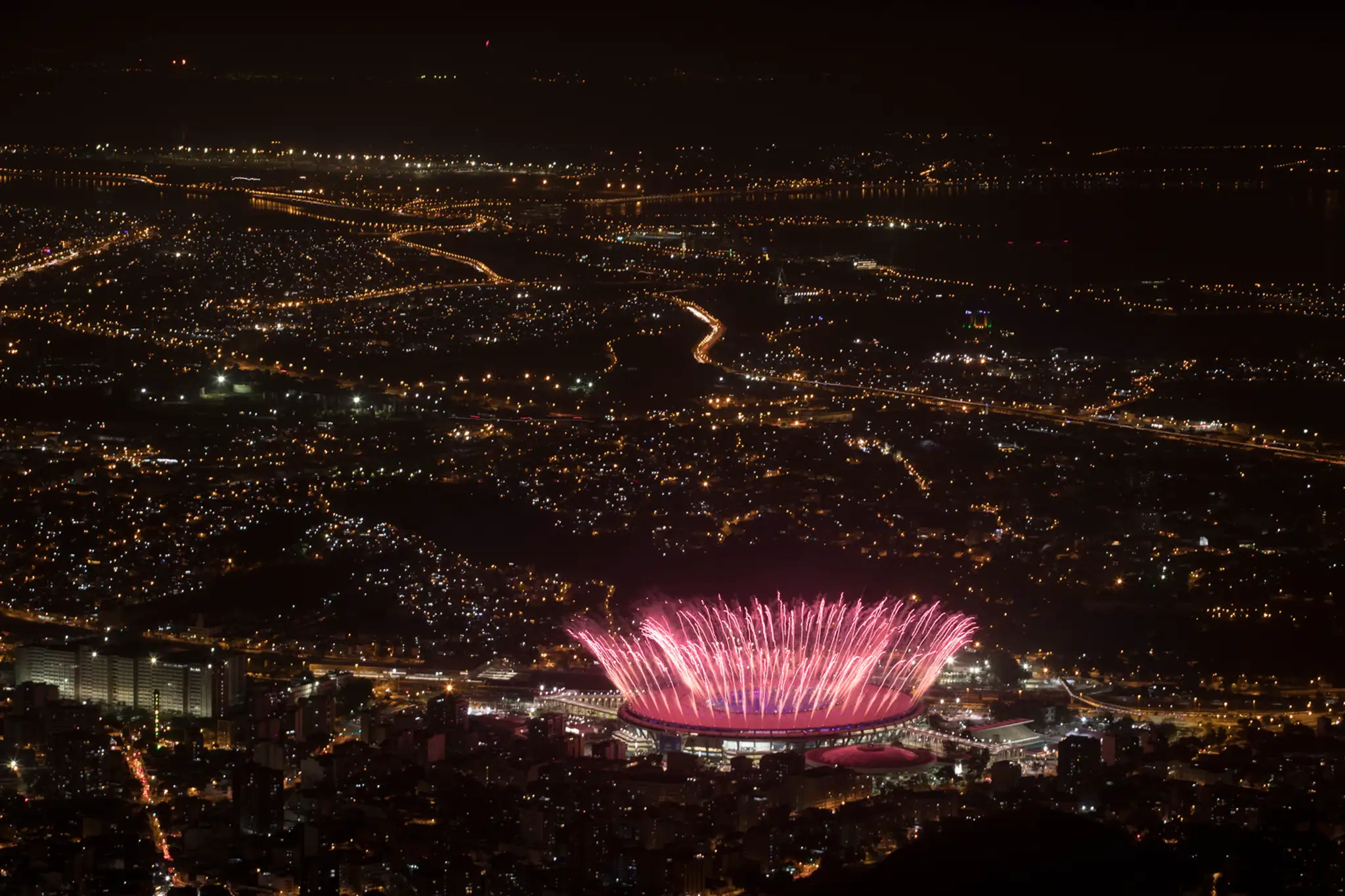 Ohňostroj nad štadiónom Maracana počas otváracieho ceremoniálu OH v Riu.