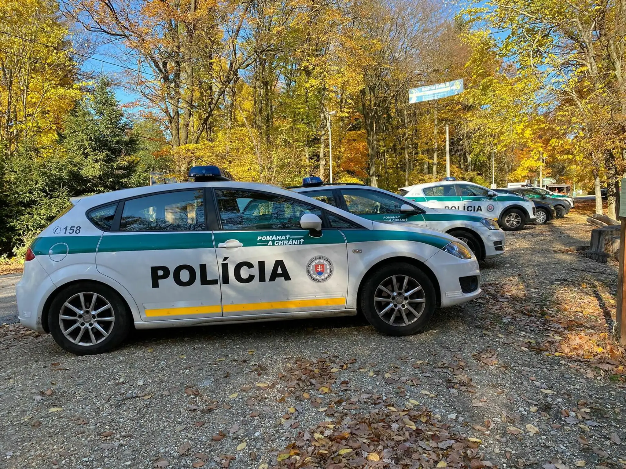 Policajné autá na bratislavskej Kolibe neďaleko miesta, kde našli telo Dušana Pašeka ml..