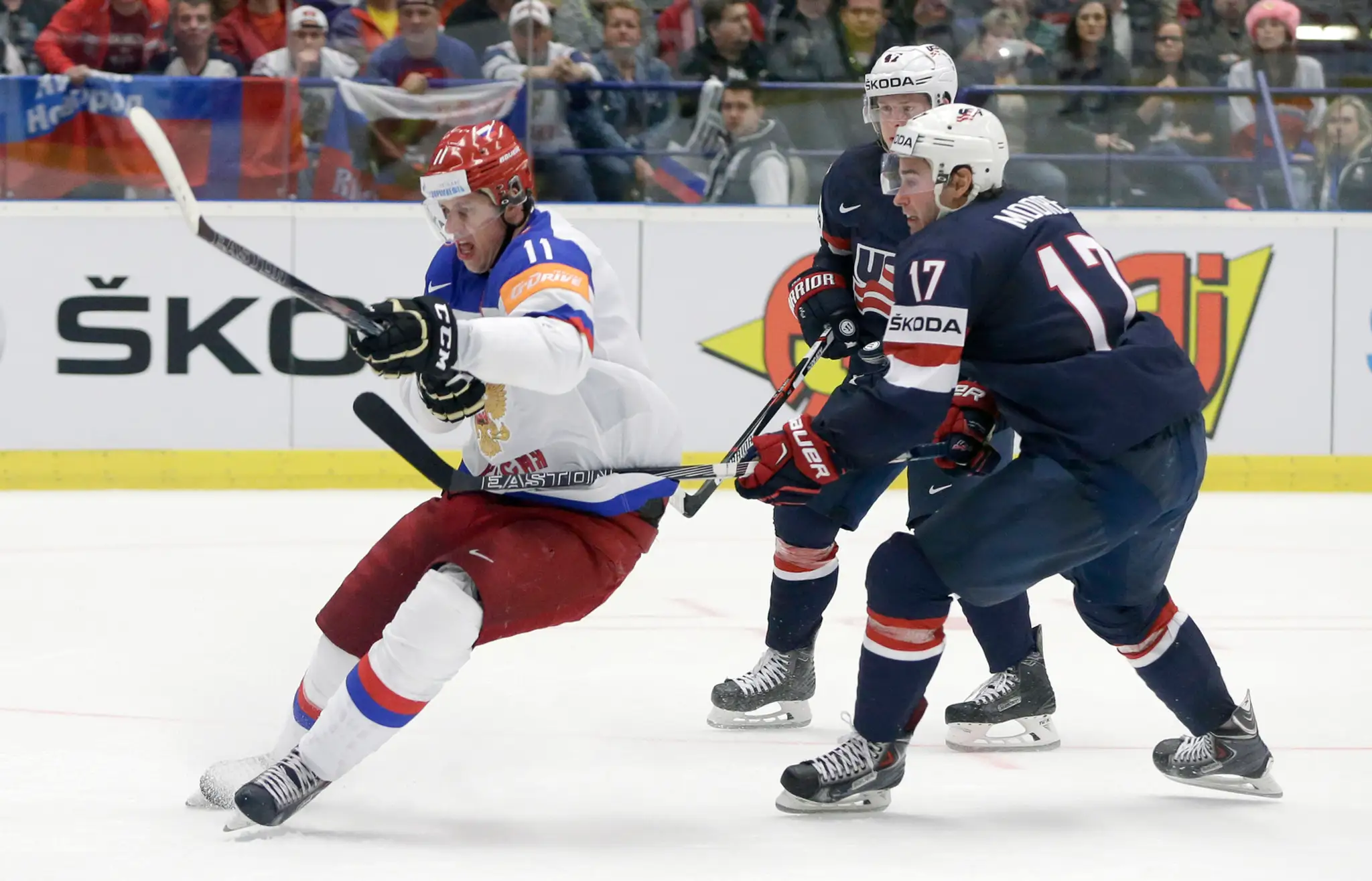 Americký hokejista John Moore a Rus Jevgenij Malkin
