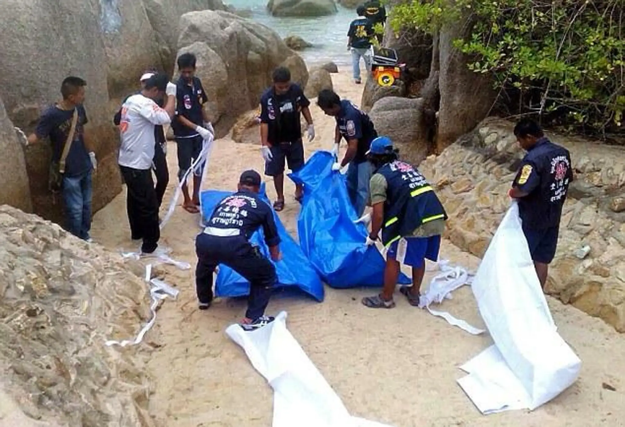 1411819156136_wps_49_Thai_workers_carry_the_bo.jpg