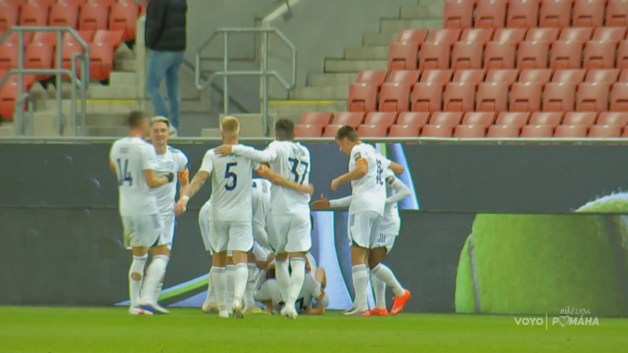 Futbalisti Komárna oslavujú víťazný gól