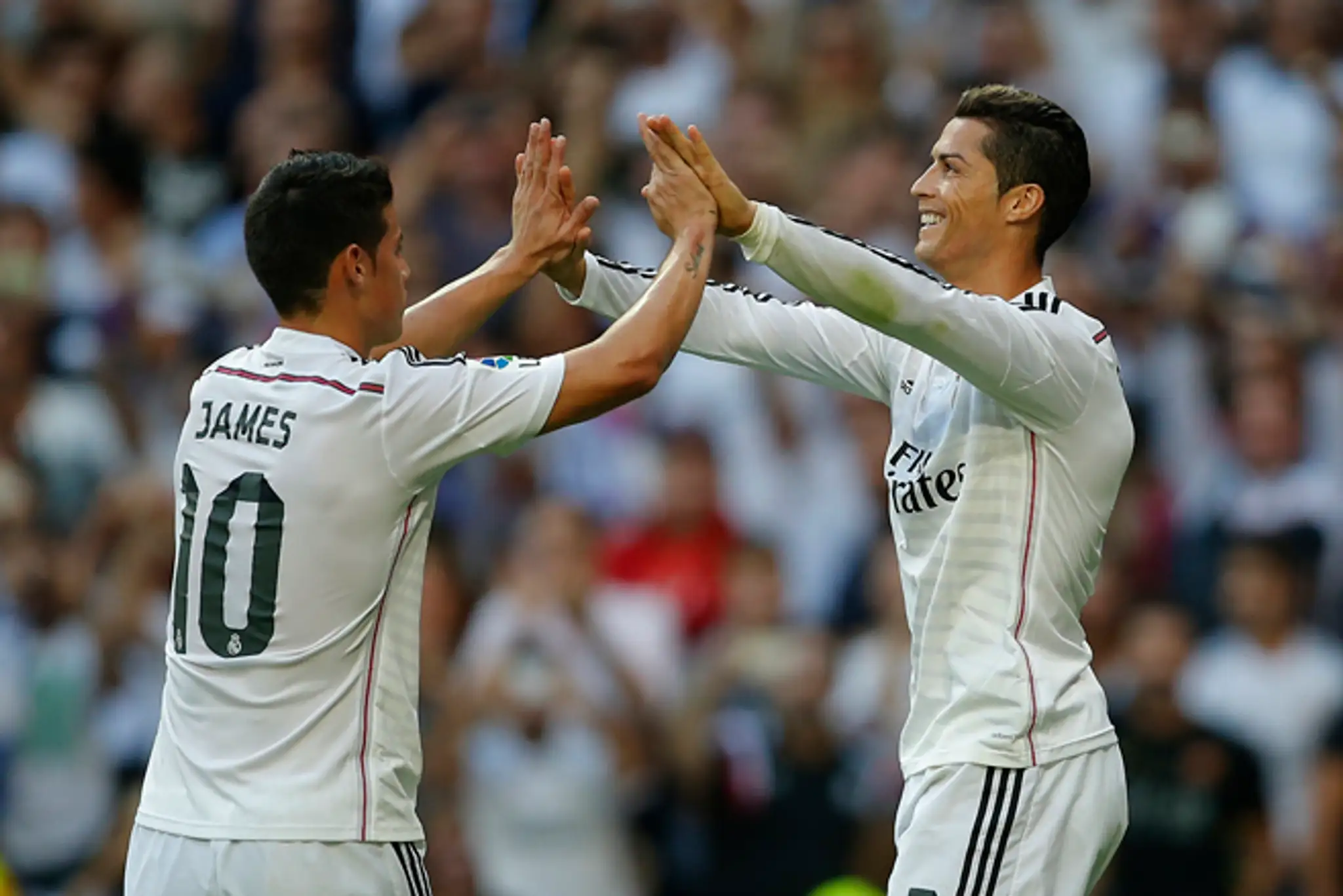 Hráč Realu Madrid Cristiano Ronaldo (vpravo) sa raduje z gólu so spoluhráčom Jamesom Rodriguezom.