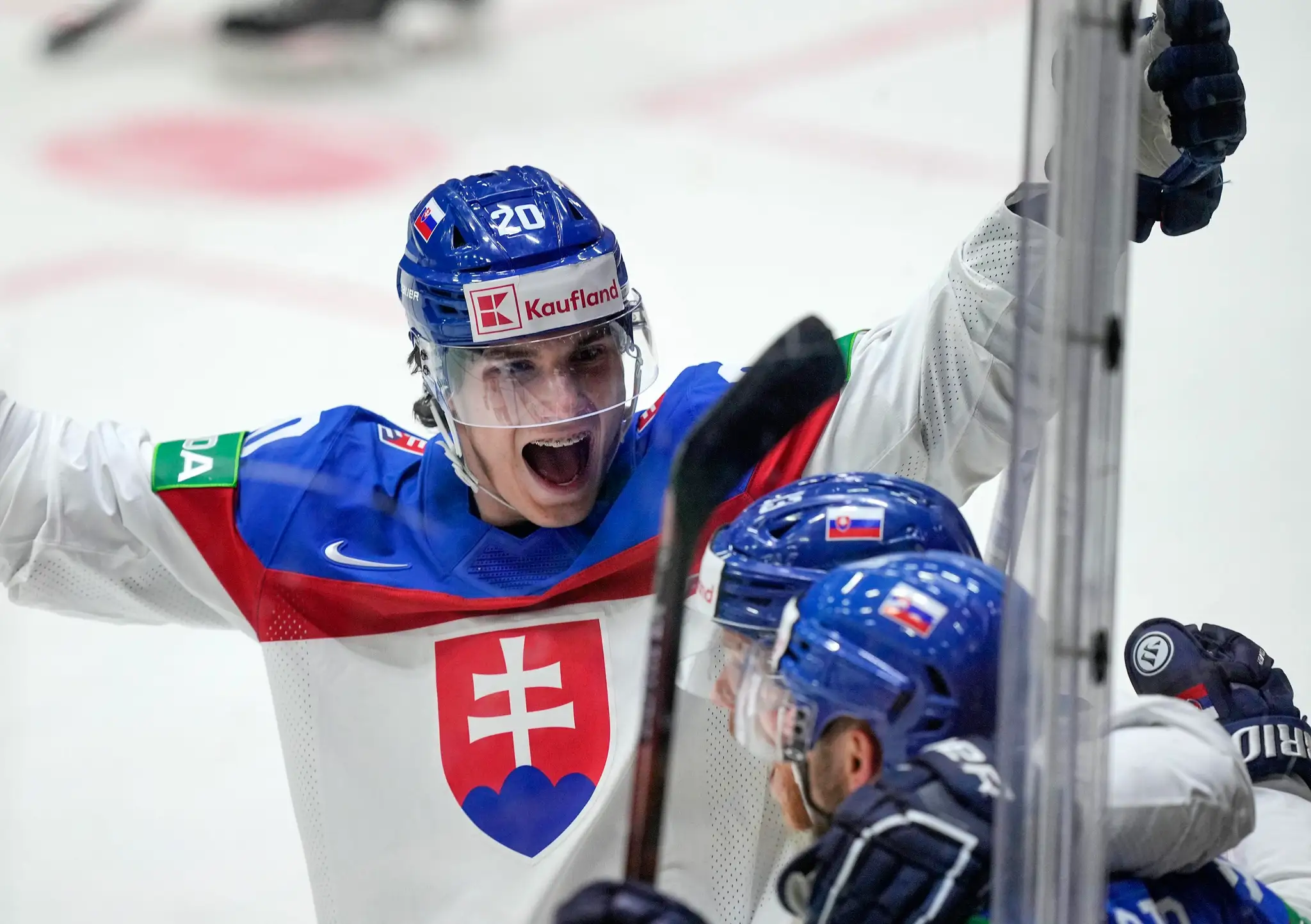 Juraj Slafkovský oslavuje gól proti Dánsku na MS 2022.