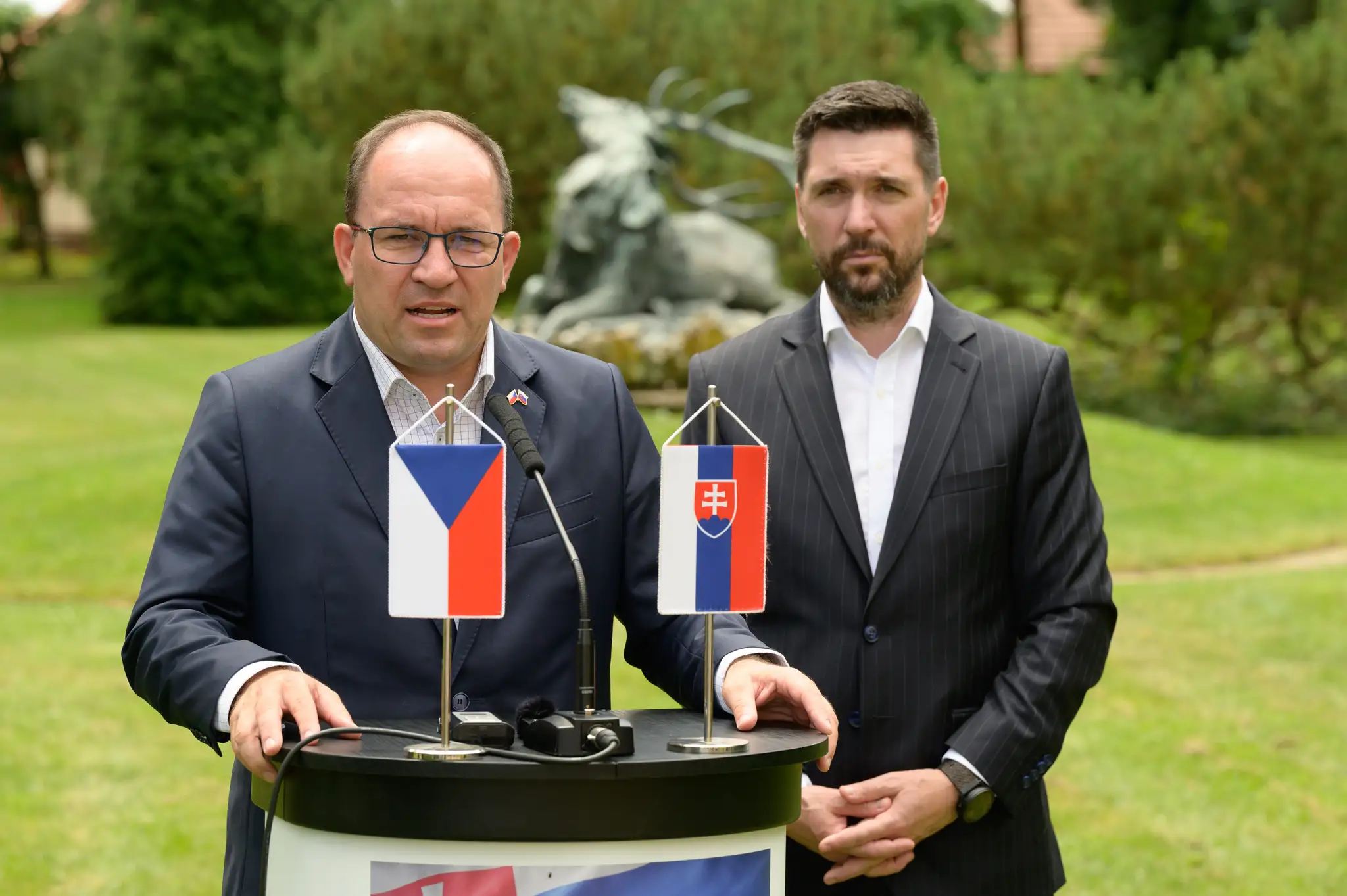 Český minister Marek Výborný a slovenský minister Richard Takáč
