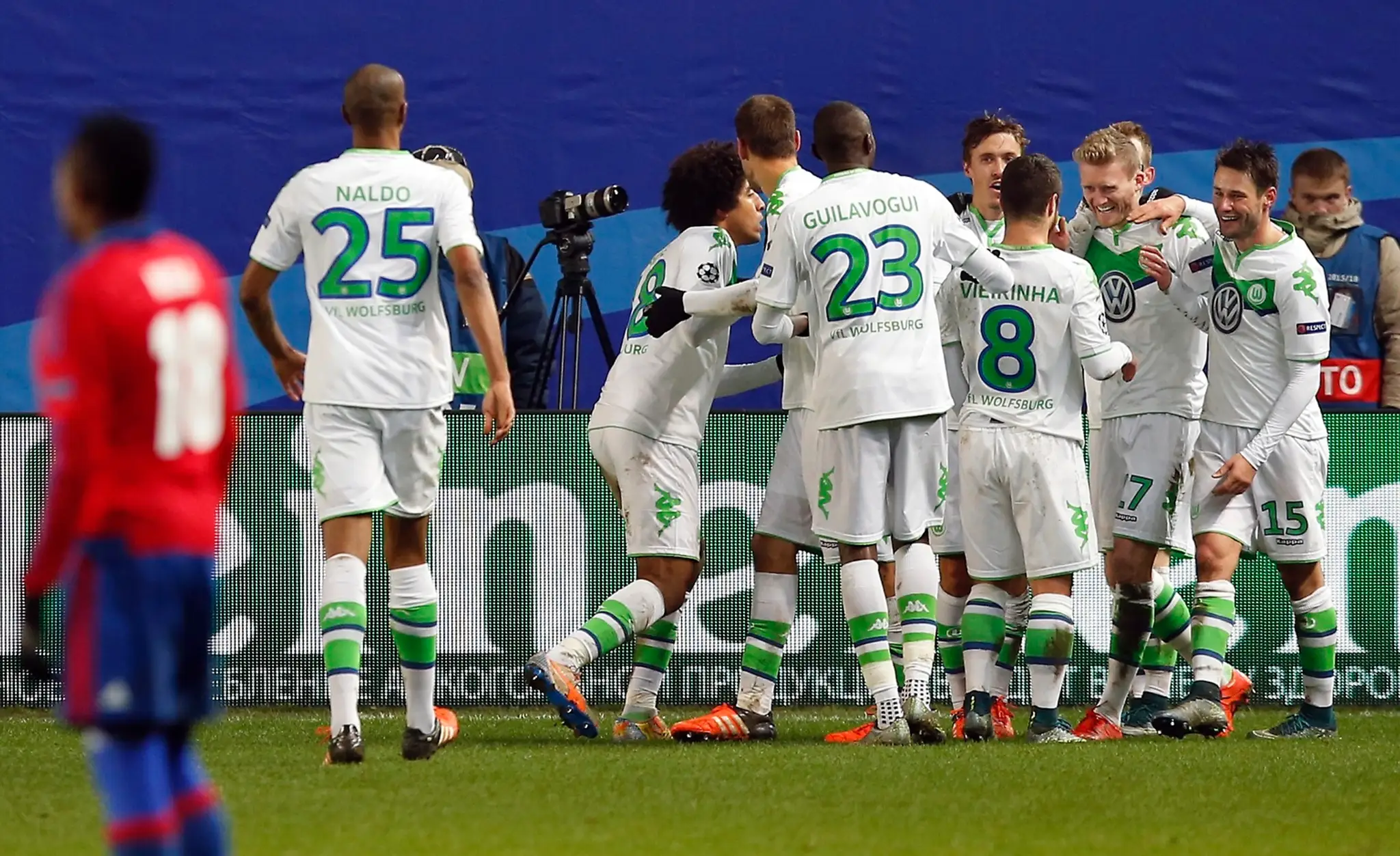 Na snímke druhý sprava hráč Wolfsburgu André Schürrle oslavuje svoj gól