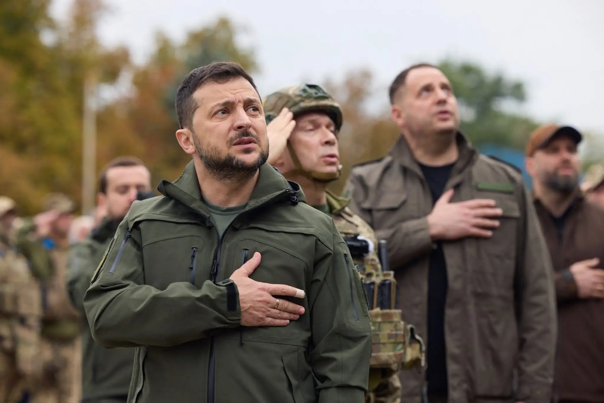 Prezident Volodymyr Zelenskyj počas vztýčenia ukrajinskej vlajky v oslobodenom meste Izium. 