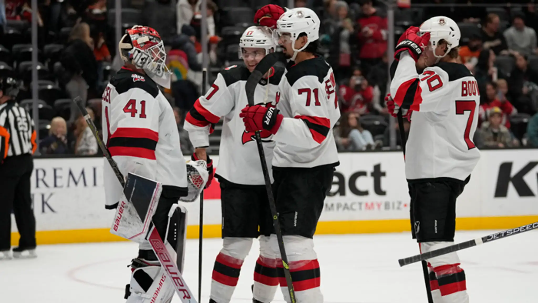 Hokejisti New Jersey Devils sa tešia po výhre v zápase zámorskej hokejovej NHL.