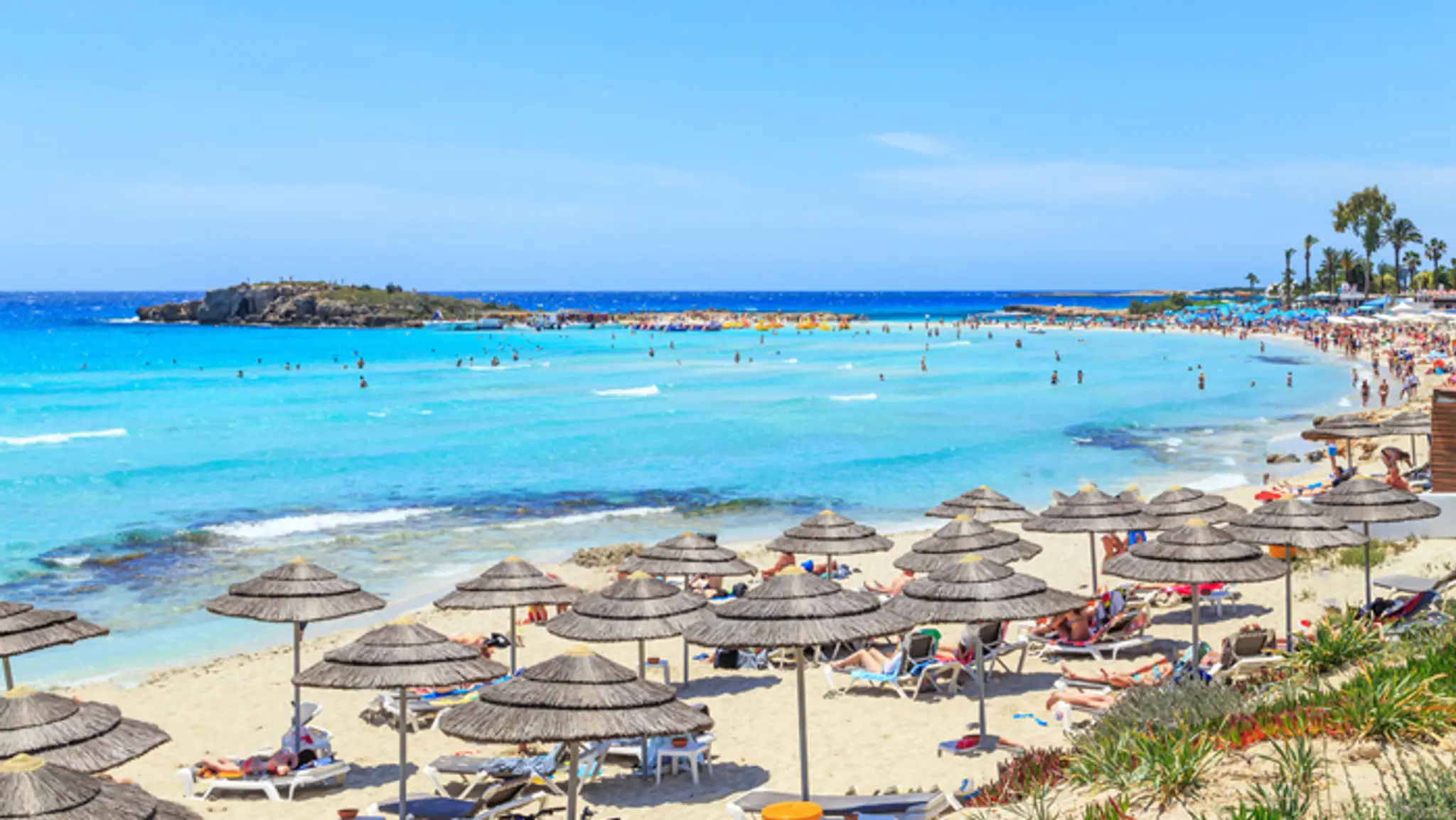 Pláž Nissi je obľúbená pláž v letovisku Ayia Napa na Cypre. 